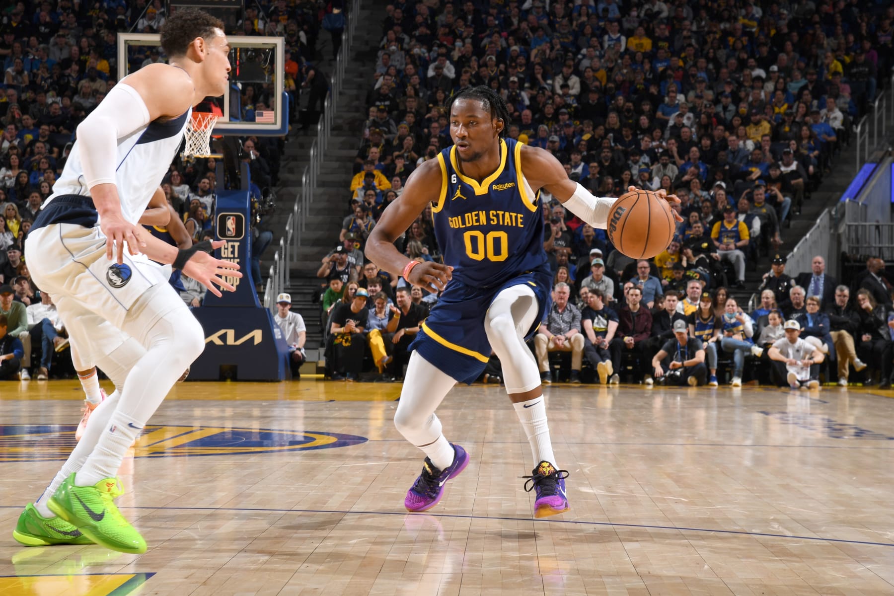 SAN FRANCISCO, CA - FEBRUARY 4: Jonathan Kuminga #00 of the Golden State Warriors moves the ball during the game against the Dallas Mavericks on February 4, 2023 at Chase Center in San Francisco, California. NOTE TO USER: User expressly acknowledges and agrees that, by downloading and or using this photograph, user is consenting to the terms and conditions of Getty Images License Agreement. Mandatory Copyright Notice: Copyright 2023 NBAE (Photo by Noah Graham/NBAE via Getty Images)