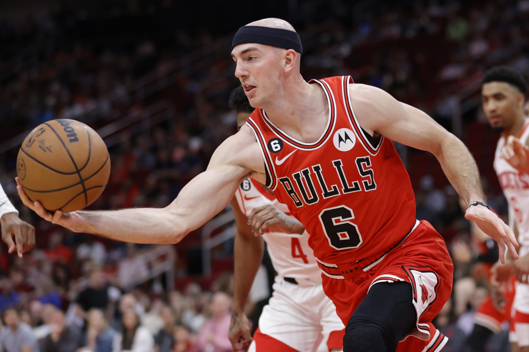 HOUSTON, TEXAS - MARCH 11: Alex Caruso #6 of the Chicago Bulls reaches for a loose ball ahead of Jalen Green #4 of the Houston Rockets during the first half at Toyota Center on March 11, 2023 in Houston, Texas. NOTE TO USER: User expressly acknowledges and agrees that, by downloading and or using this photograph, User is consenting to the terms and conditions of the Getty Images License Agreement. (Photo by Carmen Mandato/Getty Images)