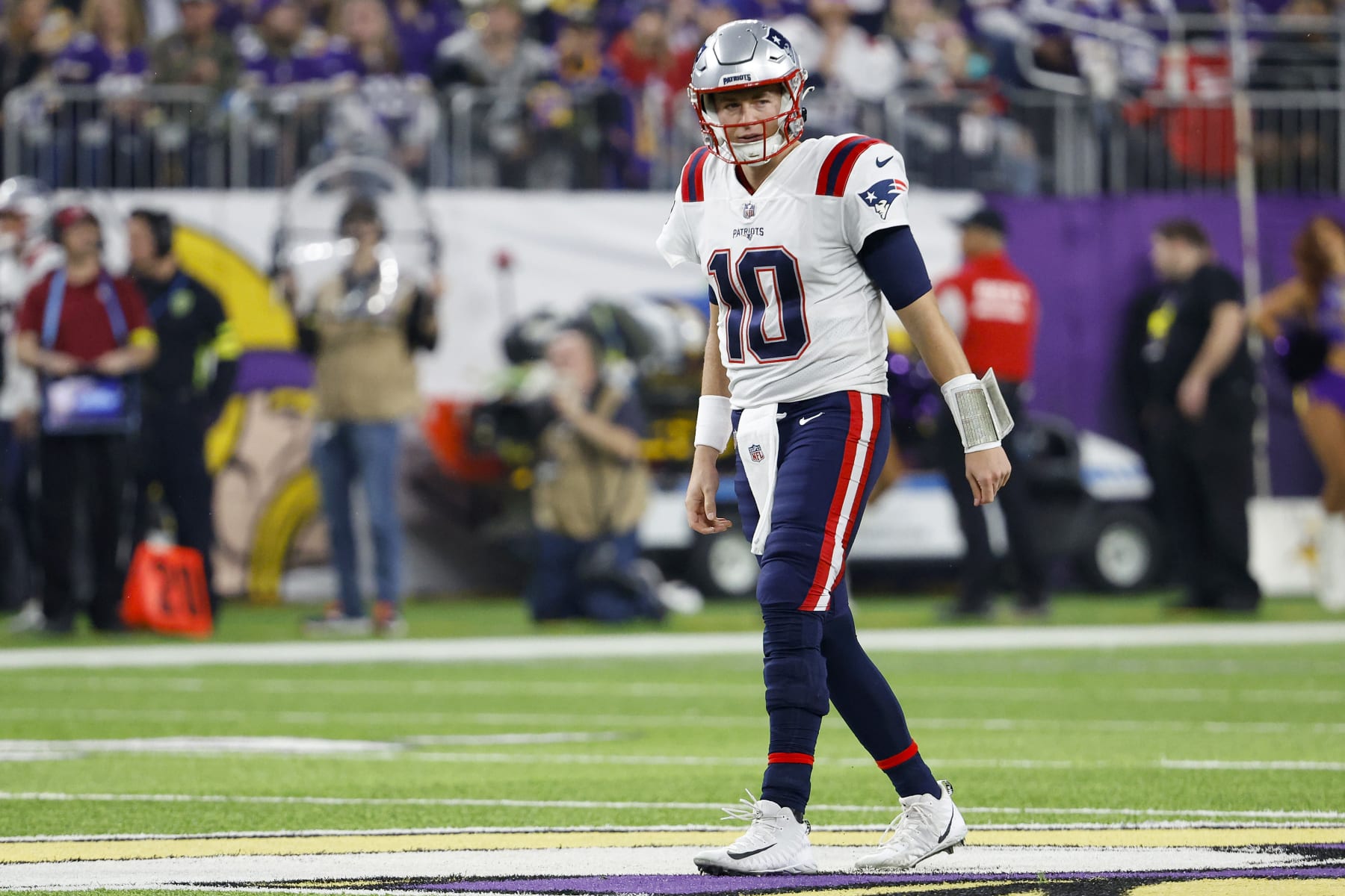 MINNEAPOLIS, MINNESOTA - NOVEMBER 24: Mac Jones #10 of the New England Patriots looks on against the Minnesota Vikings during the first half at U.S. Bank Stadium on November 24, 2022 in Minneapolis, Minnesota. (Photo by David Berding/Getty Images)