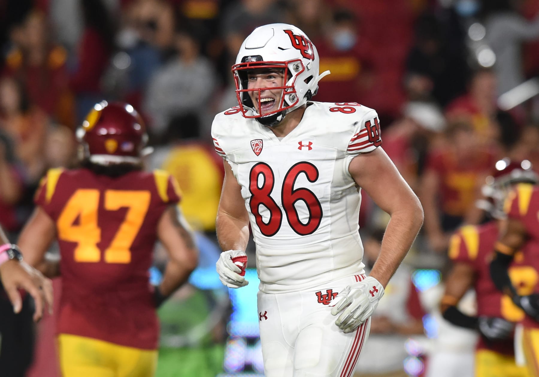 LOS ANGELES, CA - OCTOBER 09: Utah Utes tight end Dalton Kincaid (86) celebrates after catching a pass for a touchdown during a college football game between the Utah Utes and the USC Trojans on October 9, 2021, at the Los Angeles Memorial Coliseum in Los Angeles, CA. (Photo by Chris Williams/Icon Sportswire via Getty Images)