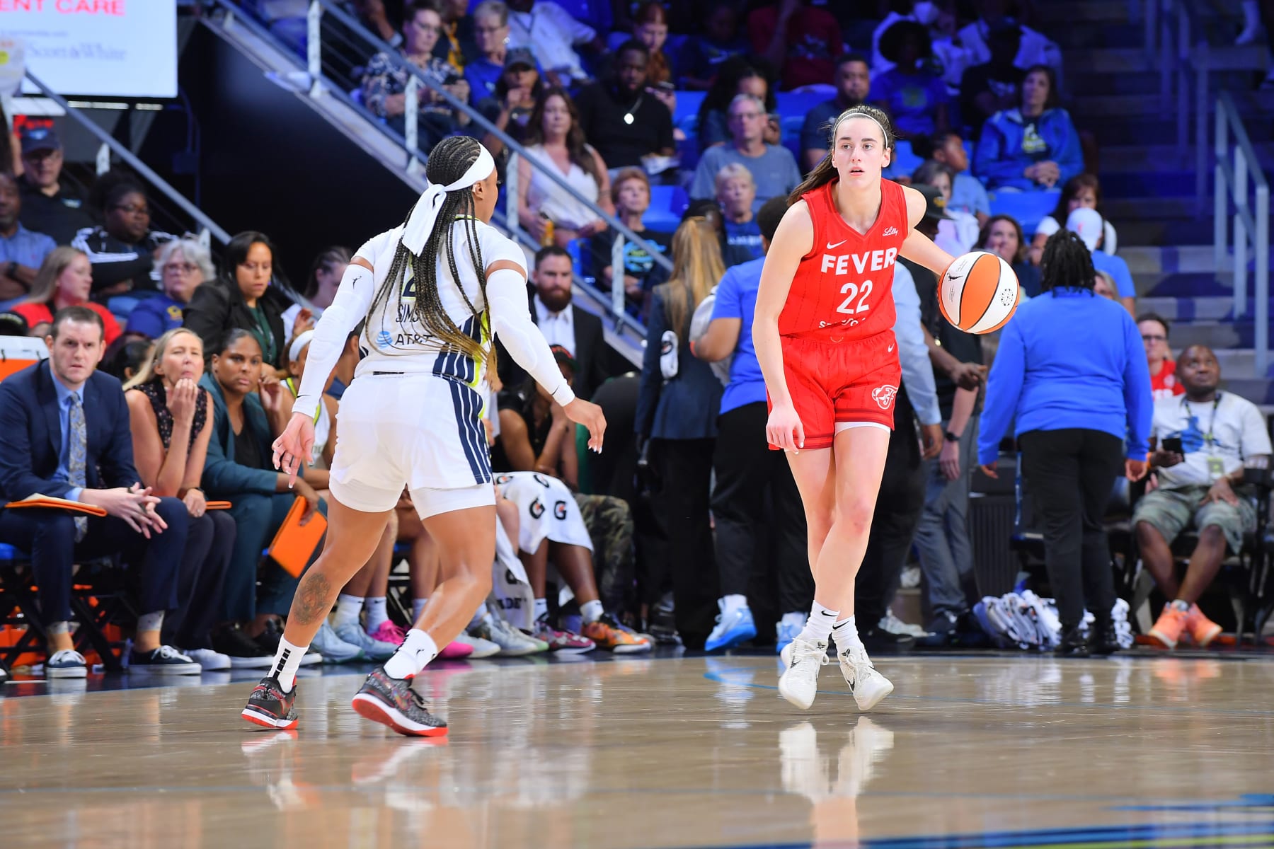 ARLINGTON, TX - JULY 17: Caitlin Clark #22 of the Indiana Fever handles the ball during the game  on July 17, 2024 at the College Park Center in Arlington, TX. NOTE TO USER: User expressly acknowledges and agrees that, by downloading and or using this photograph, User is consenting to the terms and conditions of the Getty Images License Agreement. Mandatory Copyright Notice: Copyright 2024 NBAE (Photo by Michael Gonzales/NBAE via Getty Images)