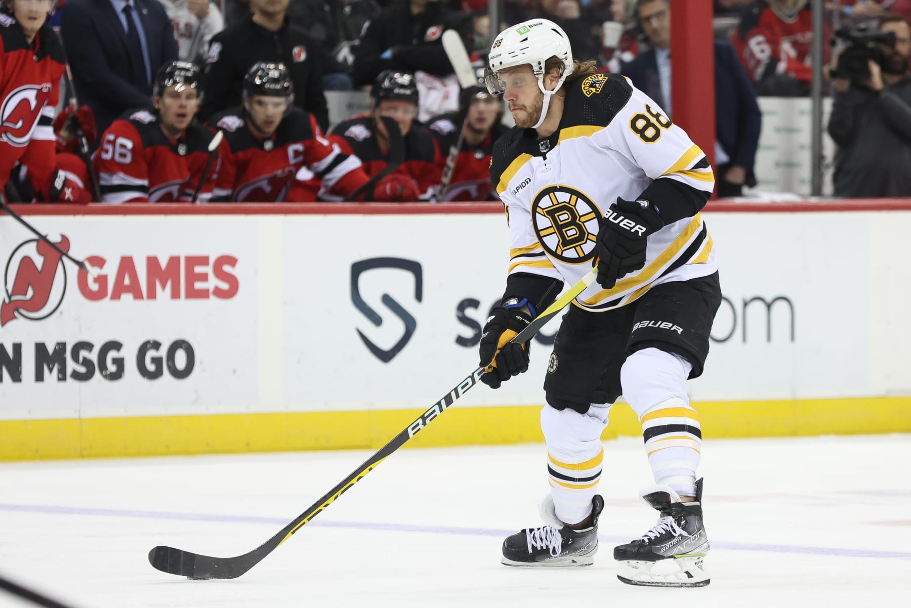 NEWARK, NJ - DECEMBER 28: Boston Bruins right wing David Pastrnak (88) skates with the puck during the National Hockey League game between the Boston Bruins and the New Jersey Devils on December 28, 2022 at Prudential Center in Newark, NJ. (Photo by Andrew Mordzynski/Icon Sportswire via Getty Images)