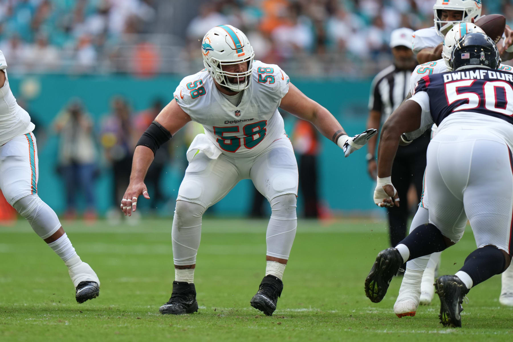 MIAMI GARDENS, FL - NOVEMBER 27: Miami Dolphins guard Connor Williams (58) protects the pocket during the game between the Houston Texans and the Miami Dolphins on Sunday, November 27, 2022 at Hard Rock Stadium in Miami Gardens, Fla. (Photo by Peter Joneleit/Icon Sportswire via Getty Images)