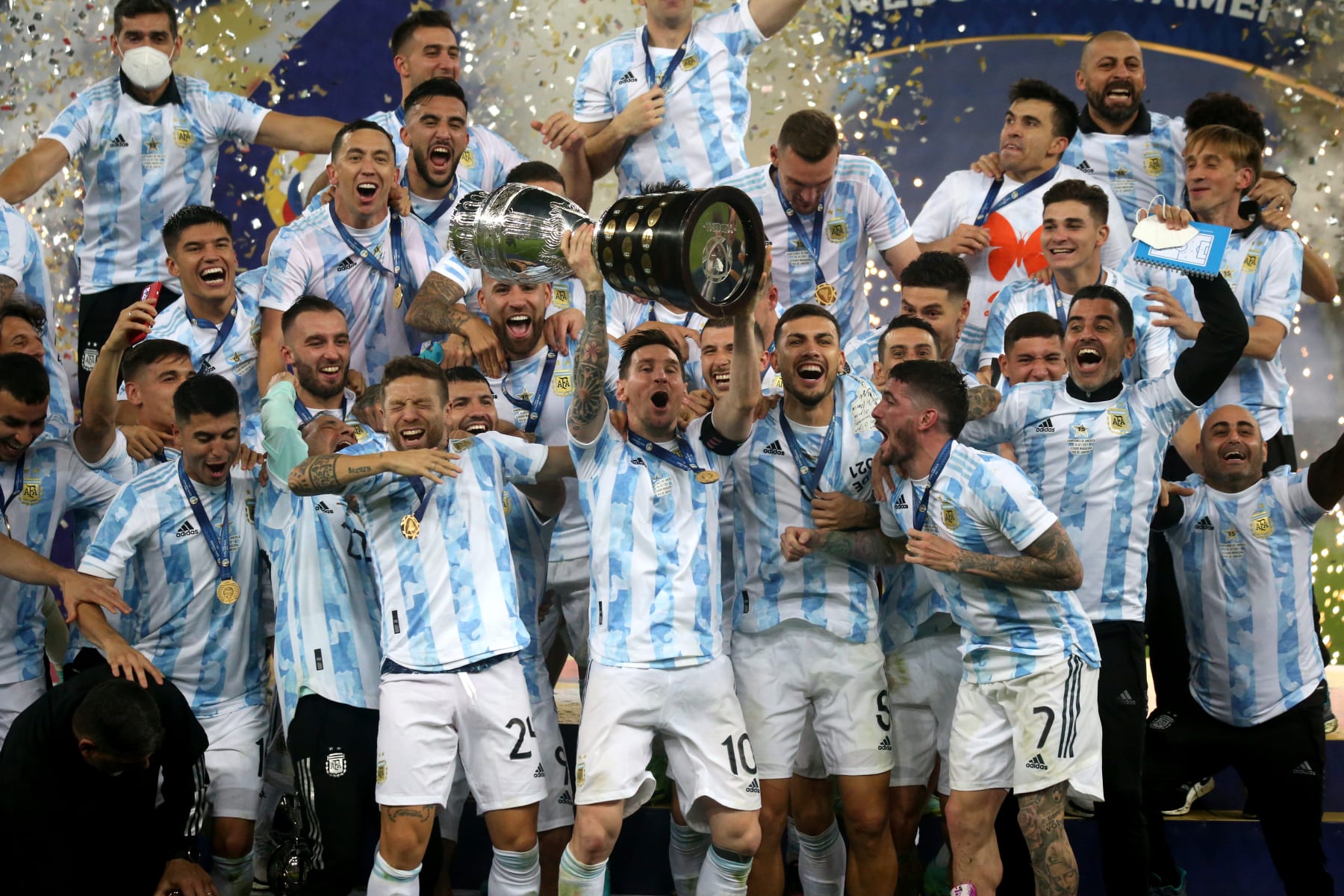 RIO DE JANEIRO, BRAZIL - JULY 10: Lionel Messi Captain of Argentina lift the Conmebol Copa America Trophy with Teammates after winning the Final of Copa America Brazil 2021 ,during the Final Match between Brazil and Argentina at Maracana Stadium on July 10, 2021 in Rio de Janeiro, Brazil. (Photo by MB Media/Getty Images)