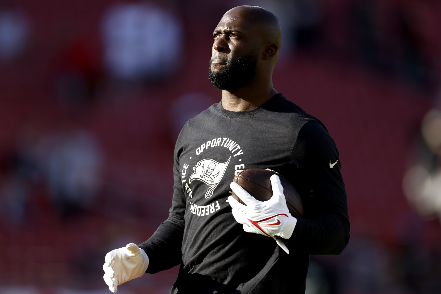 TAMPA, FLORIDA - DECEMBER 18: Leonard Fournette #7 of the Tampa Bay Buccaneers warms up prior to the game Cincinnati Bengals at Raymond James Stadium on December 18, 2022 in Tampa, Florida. (Photo by Douglas P. DeFelice/Getty Images)