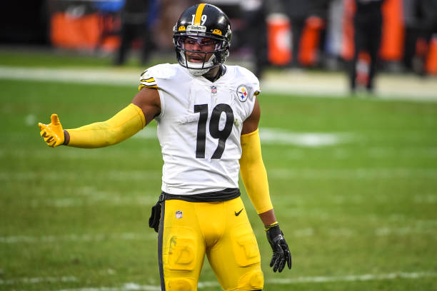 CLEVELAND, OHIO - JANUARY 03: JuJu Smith-Schuster #19 of the Pittsburgh Steelers lines up against the Cleveland Browns during the fourth quarter at FirstEnergy Stadium on January 03, 2021 in Cleveland, Ohio. (Photo by Nic Antaya/Getty Images)