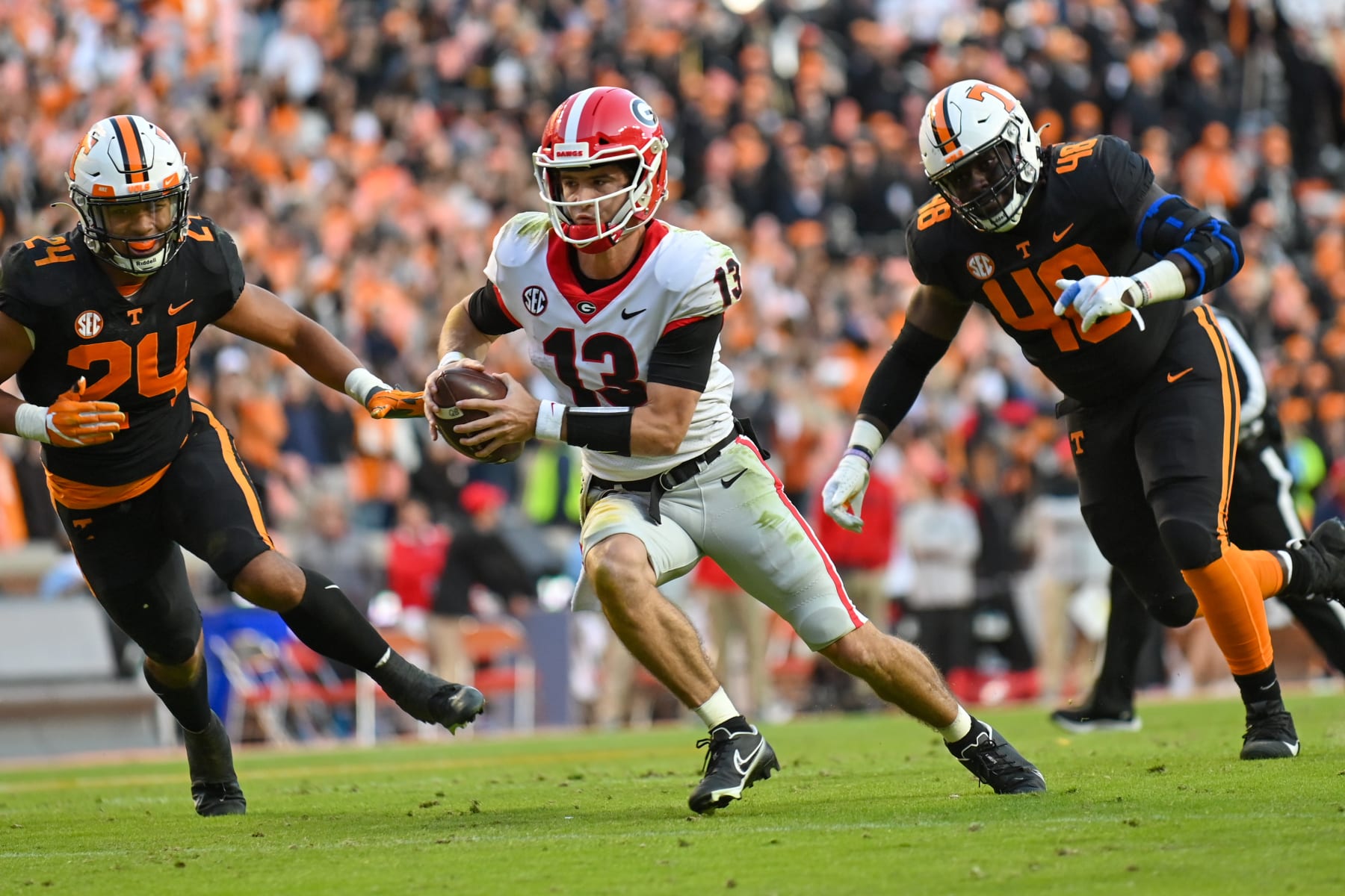 KNOXVILLE, TN - NOVEMBER 13: Georgia quarterback Stetson Bennett (13) runs the ball during the college football game between the Georgia Bulldogs and the Tennessee Volunteers on November 13, 2021, at Neyland Stadium in Knoxville, TN. (Photo by Kevin Langley/Icon Sportswire via Getty Images)
