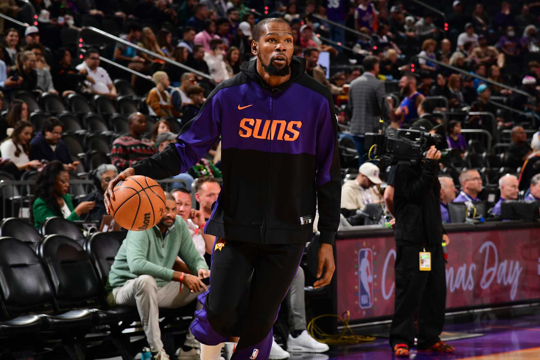 PHOENIX, AZ - DECEMBER 25: Kevin Durant #35 of the Phoenix Suns warms up before the game against the Denver Nuggets on December 25, 2024 at Footprint Center in Phoenix, Arizona. NOTE TO USER: User expressly acknowledges and agrees that, by downloading and or using this photograph, user is consenting to the terms and conditions of the Getty Images License Agreement. Mandatory Copyright Notice: Copyright 2024 NBAE (Photo by Kate Frese/NBAE via Getty Images)