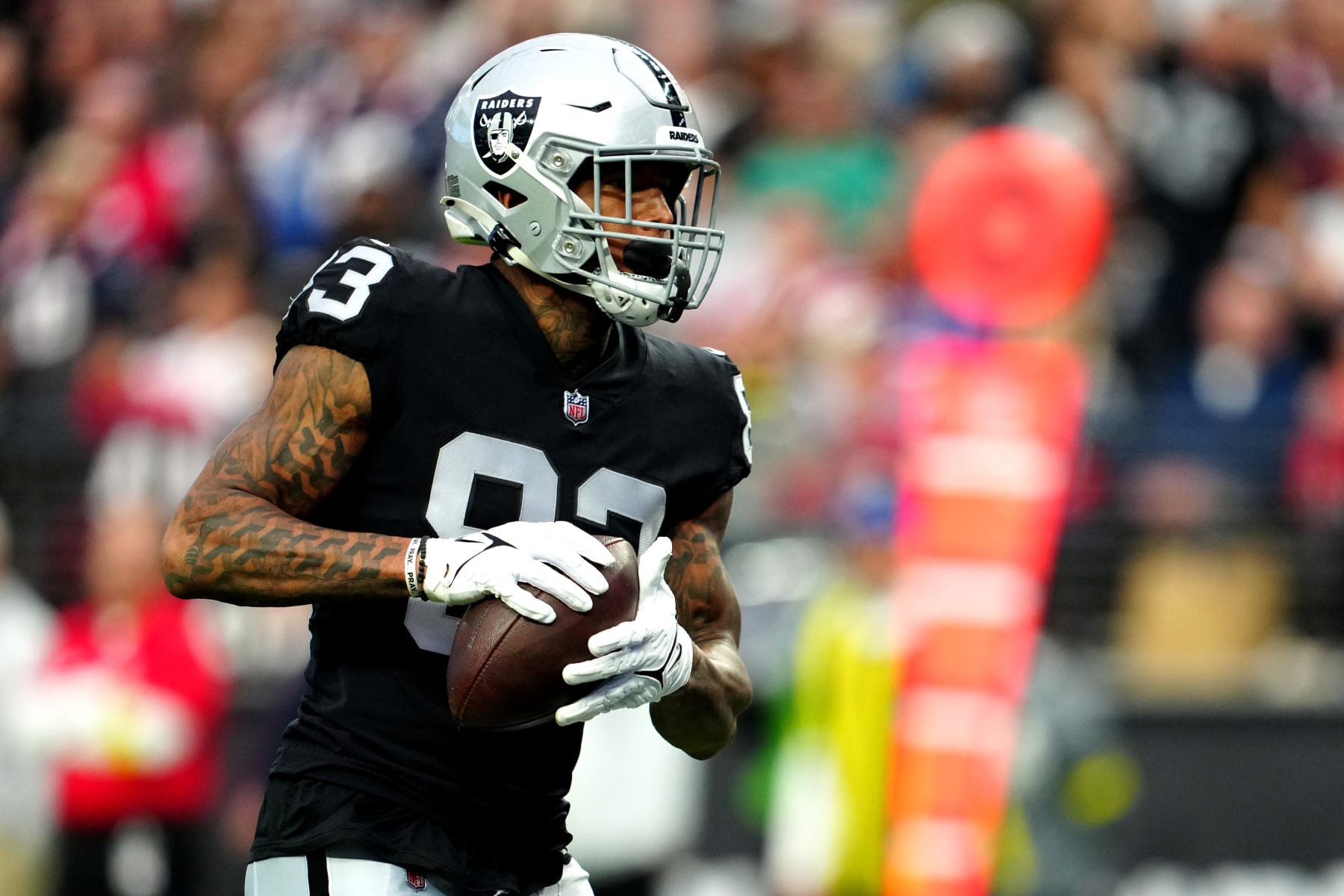 LAS VEGAS, NEVADA - DECEMBER 18: Darren Waller #83 of the Las Vegas Raiders celebrates a touchdown during the first half against the New England Patriots at Allegiant Stadium on December 18, 2022 in Las Vegas, Nevada. (Photo by Jeff Bottari/Getty Images)