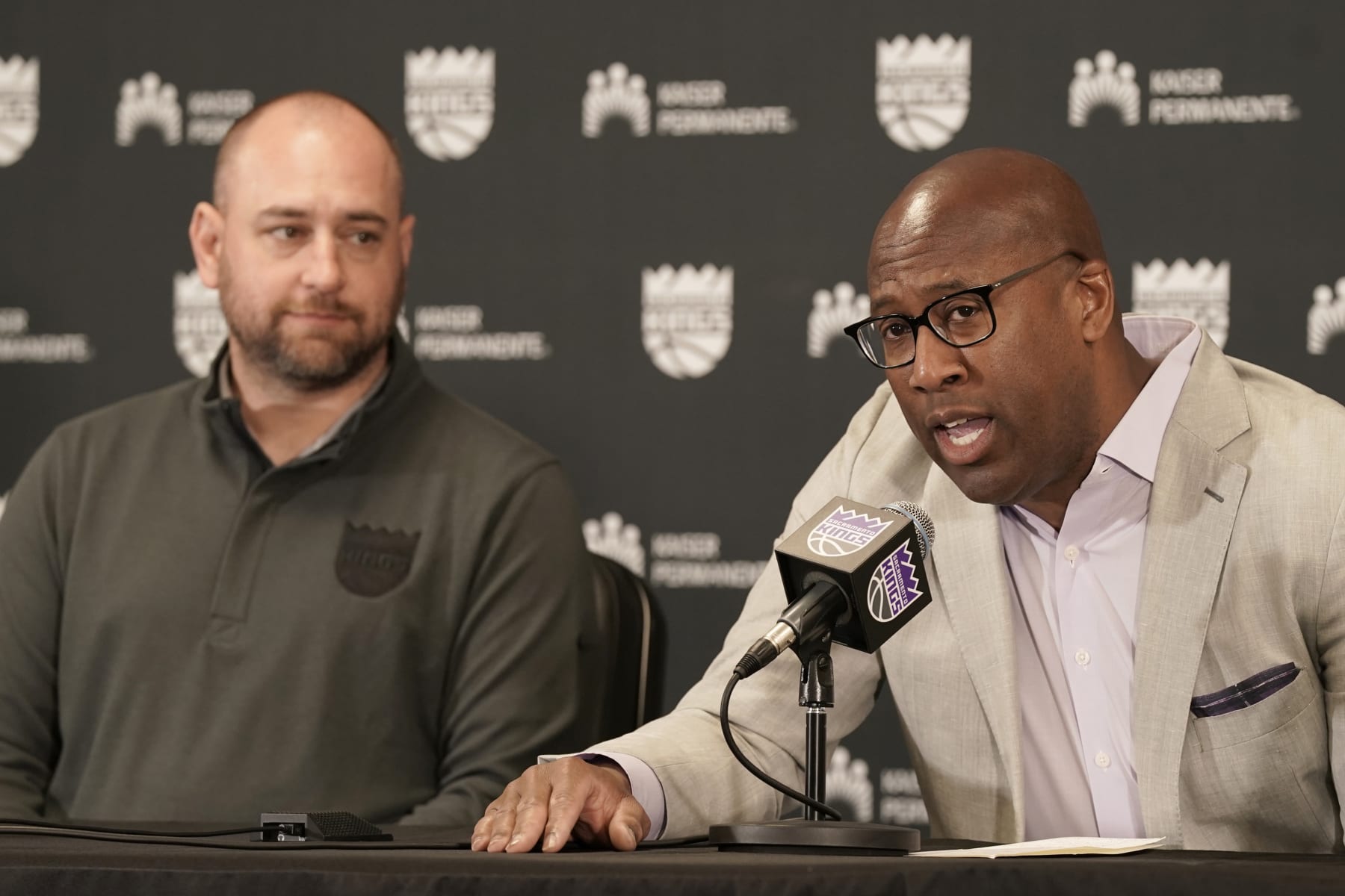 Mike Brown, right, the new head coach of the NBA Sacramento Kings basketball team, answers a question during a news conference with Kings general manager Monte McNair, left, in Sacramento, Calif., Tuesday, June 21, 2022. Brown, who this season was an assistant coach with the NBA Champion Golden State Warriors, is taking over the franchise with the longest playoff drought in NBA history.(AP Photo/Rich Pedroncelli) Mike Brown, right, the new head coach of the NBA Sacramento Kings basketball team, answers a question during a news conference with Kings general manager Monte McNair, left, in Sacramento, Calif., Tuesday, June 21, 2022. Brown, who this season was an assistant coach with the NBA Champion Golden State Warriors, is taking over the franchise with the longest playoff drought in NBA history.(AP Photo/Rich Pedroncelli)