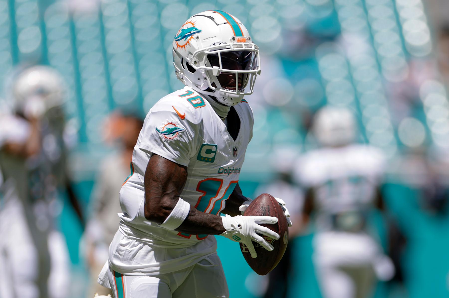 MIAMI GARDENS, FL - SEPTEMBER 08: Miami Dolphins wide receiver Tyreek Hill (10) warms up before the game between the Jacksonville Jaguars and the Miami Dolphins on September 8, 2024 at Hard Rock Stadium in Maimi Gardens, Fl. (Photo by David Rosenblum/Icon Sportswire via Getty Images) MIAMI GARDENS, FL - SEPTEMBER 08: Miami Dolphins wide receiver Tyreek Hill (10) warms up before the game between the Jacksonville Jaguars and the Miami Dolphins on September 8, 2024 at Hard Rock Stadium in Maimi Gardens, Fl. (Photo by David Rosenblum/Icon Sportswire via Getty Images)