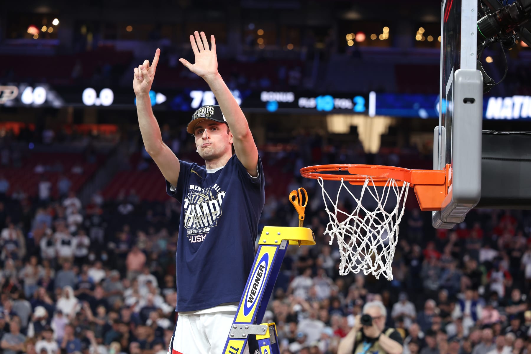GLENDALE, ARIZONA - APRIL 08: Andrew Hurley #20 of the Connecticut Huskies cuts down the net after beating the Purdue Boilermakers 75-60 to win the NCAA Men's Basketball Tournament National Championship game at State Farm Stadium on April 08, 2024 in Glendale, Arizona. (Photo by Christian Petersen/Getty Images)
