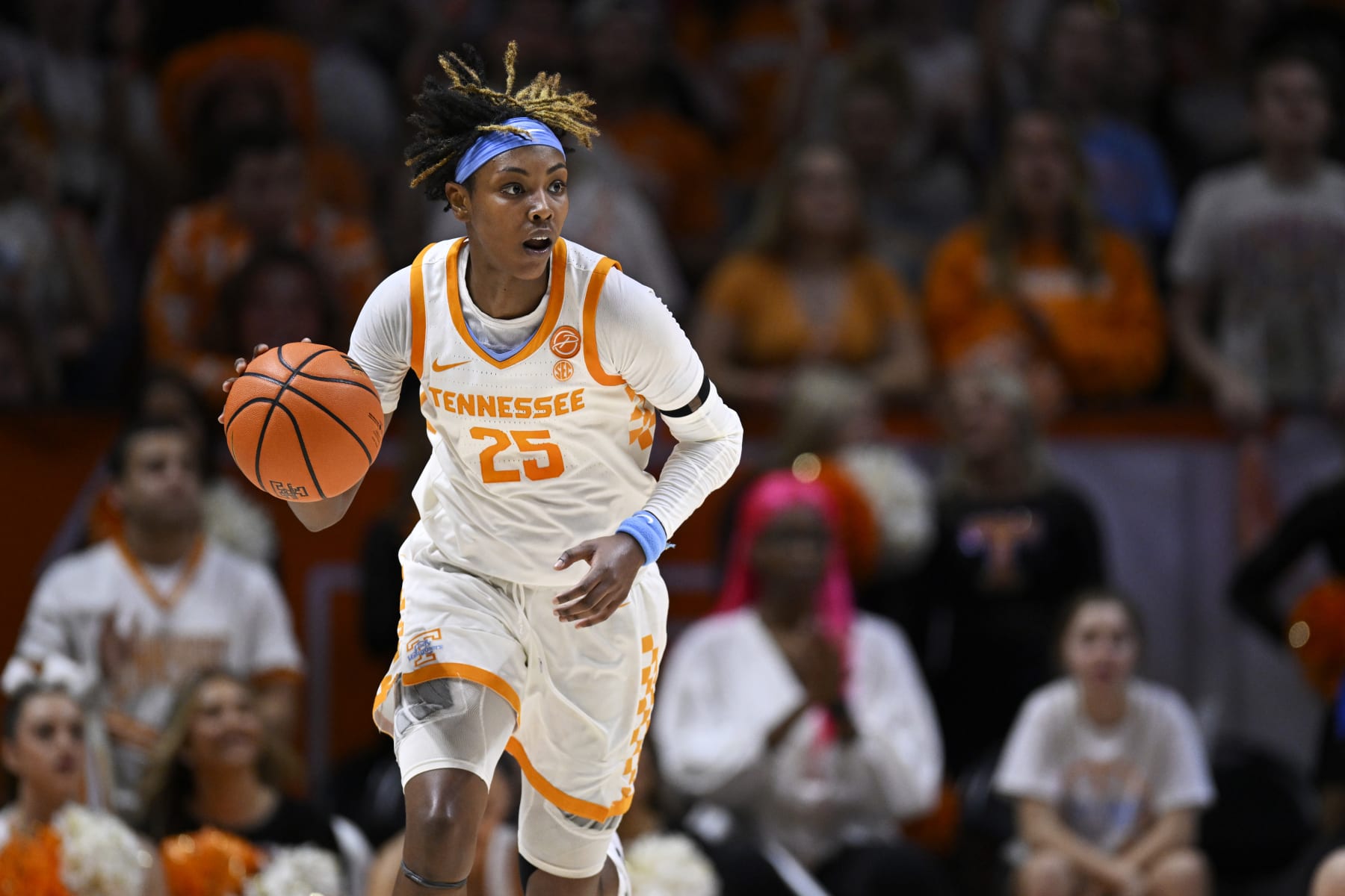 KNOXVILLE, TENNESSEE - FEBRUARY 23: Jordan Horston #25 of the Tennessee Lady Vols dribbles against the South Carolina Gamecocks in the second quarter at Thompson-Boling Arena on February 23, 2023 in Knoxville, Tennessee. (Photo by Eakin Howard/Getty Images)