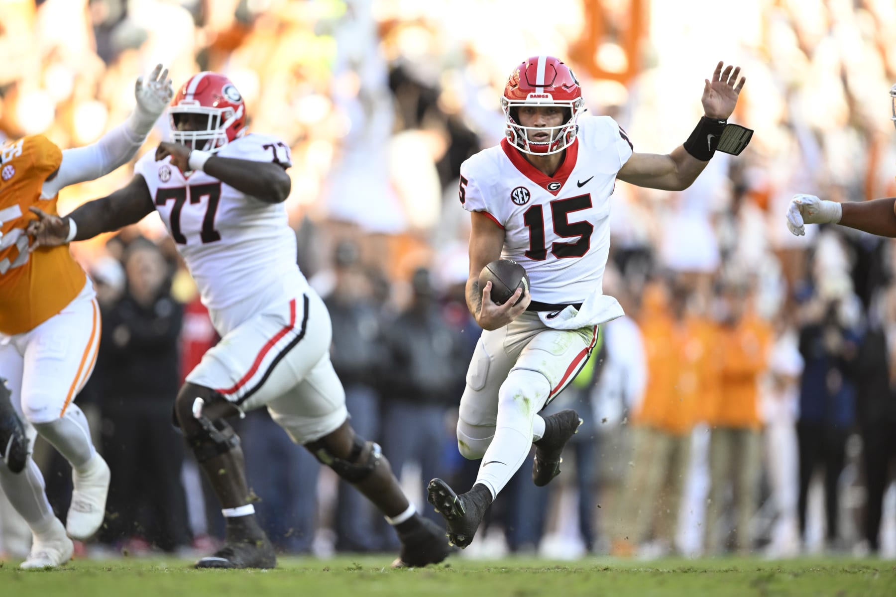 KNOXVILLE, TENNESSEE - NOVEMBER 18: Carson Beck #15 of the Georgia Bulldogs runs the ball against the Tennessee Volunteers in the first quarter at Neyland Stadium on November 18, 2023 in Knoxville, Tennessee. (Photo by Eakin Howard/Getty Images)