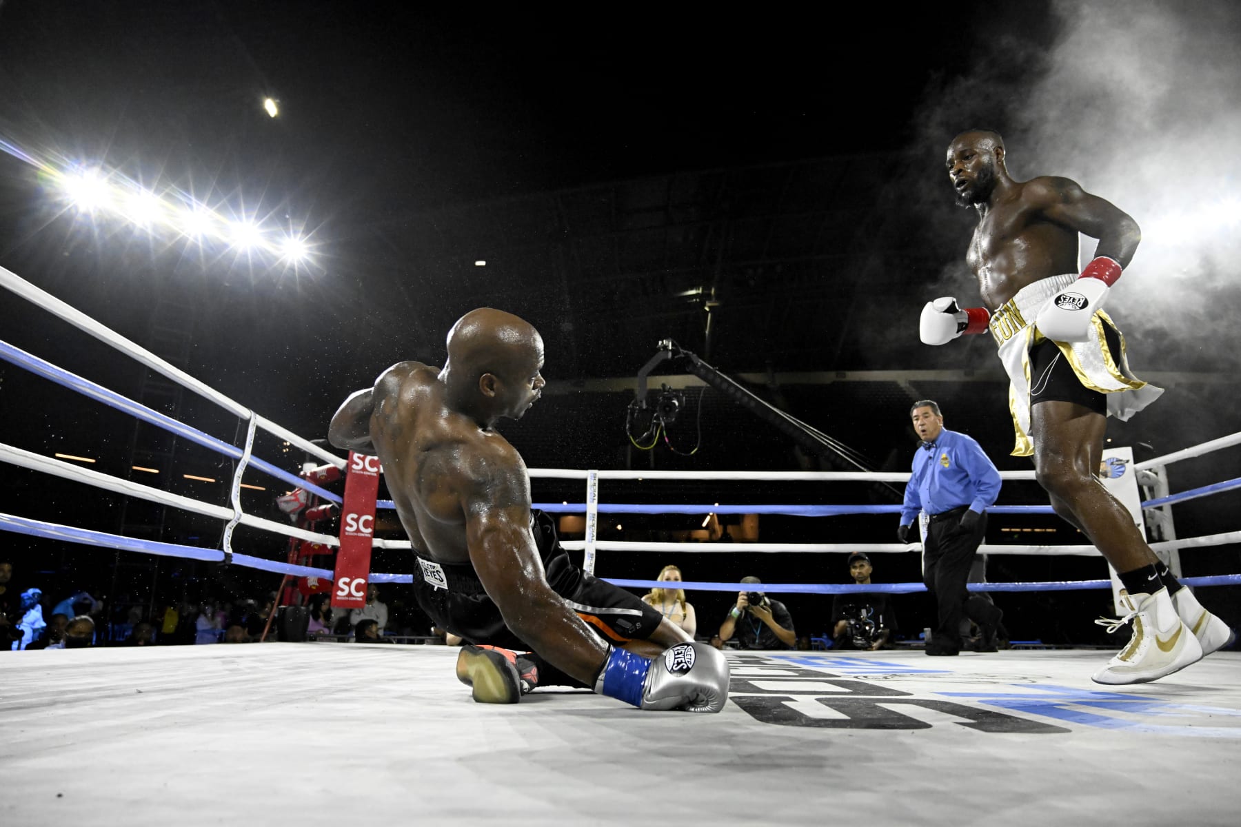 LOS ANGELES, CA - SEPTEMBER 10: LeVeon Bell, white trunks, knocks out Adrian Peterson in the fifth round at Banc of California Stadium on September 10, 2022 in Los Angeles, California. (Photo by John McCoy/Getty Images)