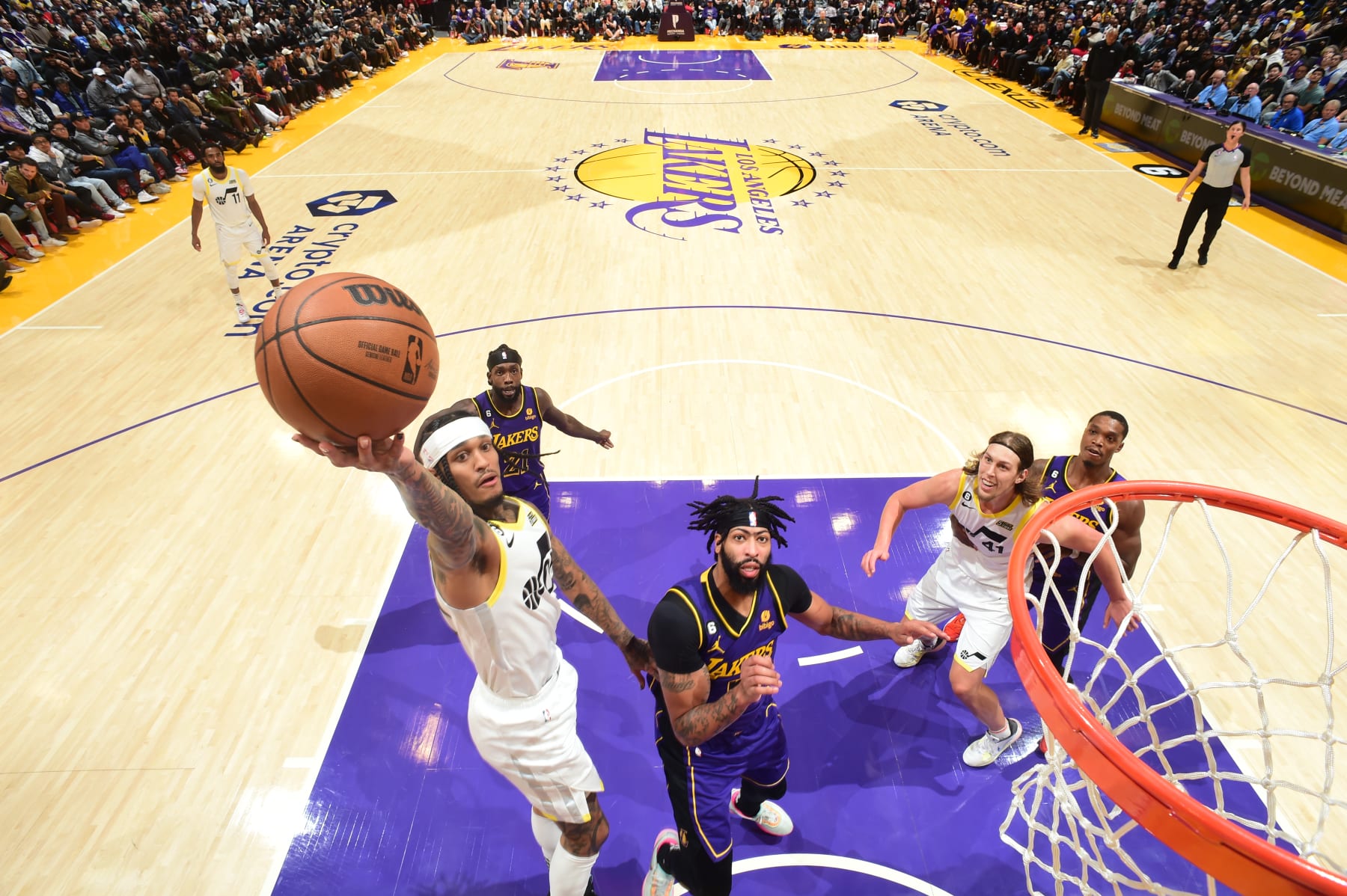 LOS ANGELES, CA - NOVEMBER 4: Jordan Clarkson #00 of the Utah Jazz drives to the basket during the game against the Los Angeles Lakers on November 4, 2022 at Crypto.Com Arena in Los Angeles, California. NOTE TO USER: User expressly acknowledges and agrees that, by downloading and/or using this Photograph, user is consenting to the terms and conditions of the Getty Images License Agreement. Mandatory Copyright Notice: Copyright 2022 NBAE (Photo by Adam Pantozzi/NBAE via Getty Images)