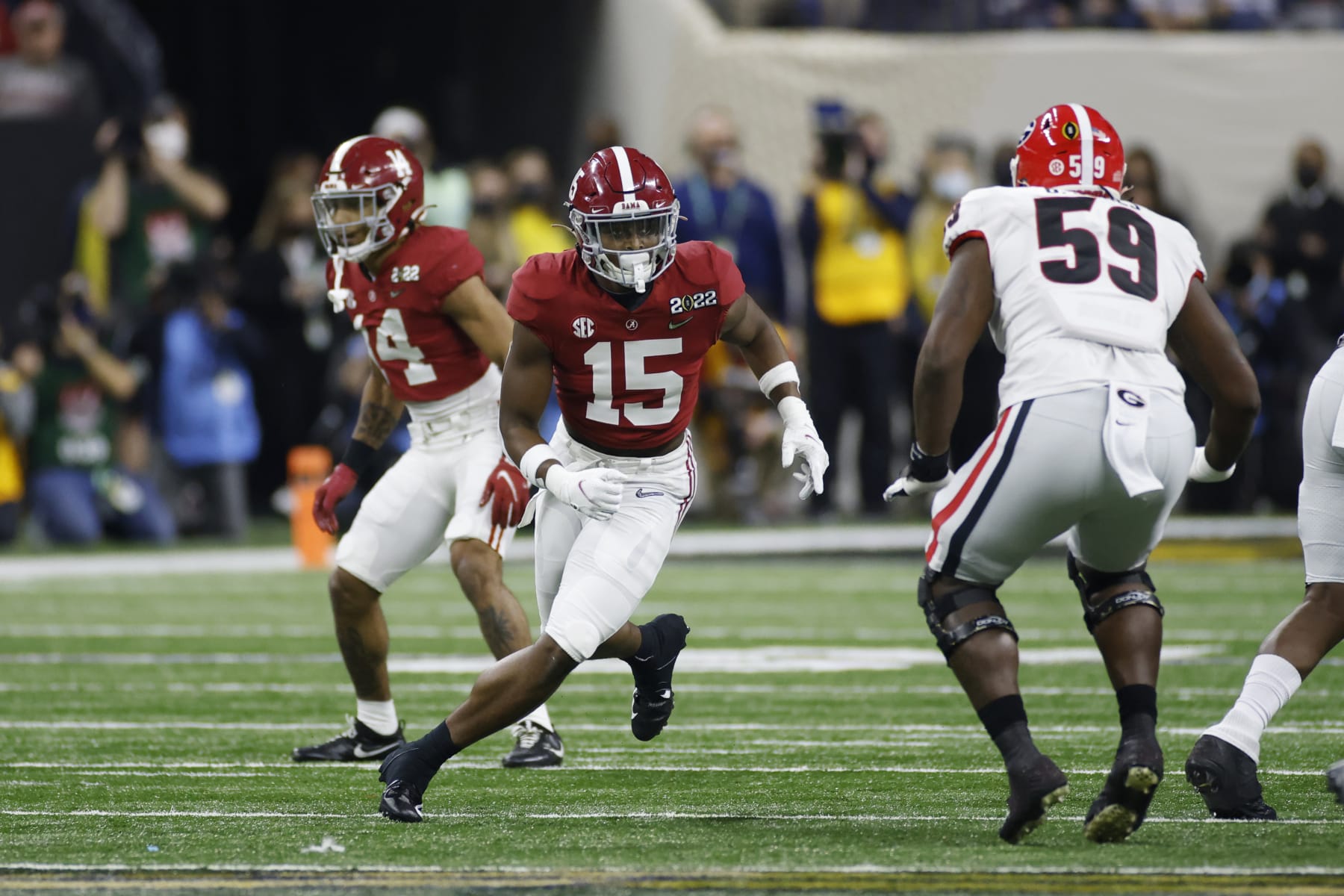 INDIANAPOLIS, IN - JANUARY 10: Alabama Crimson Tide linebacker Dallas Turner (15) rushes on defense during the CFP National Championship college football game against the Georgia Bulldogs on Jan. 10, 2022 at Lucas Oil Stadium in Indianapolis, Indiana. (Photo by Joe Robbins/Icon Sportswire via Getty Images)