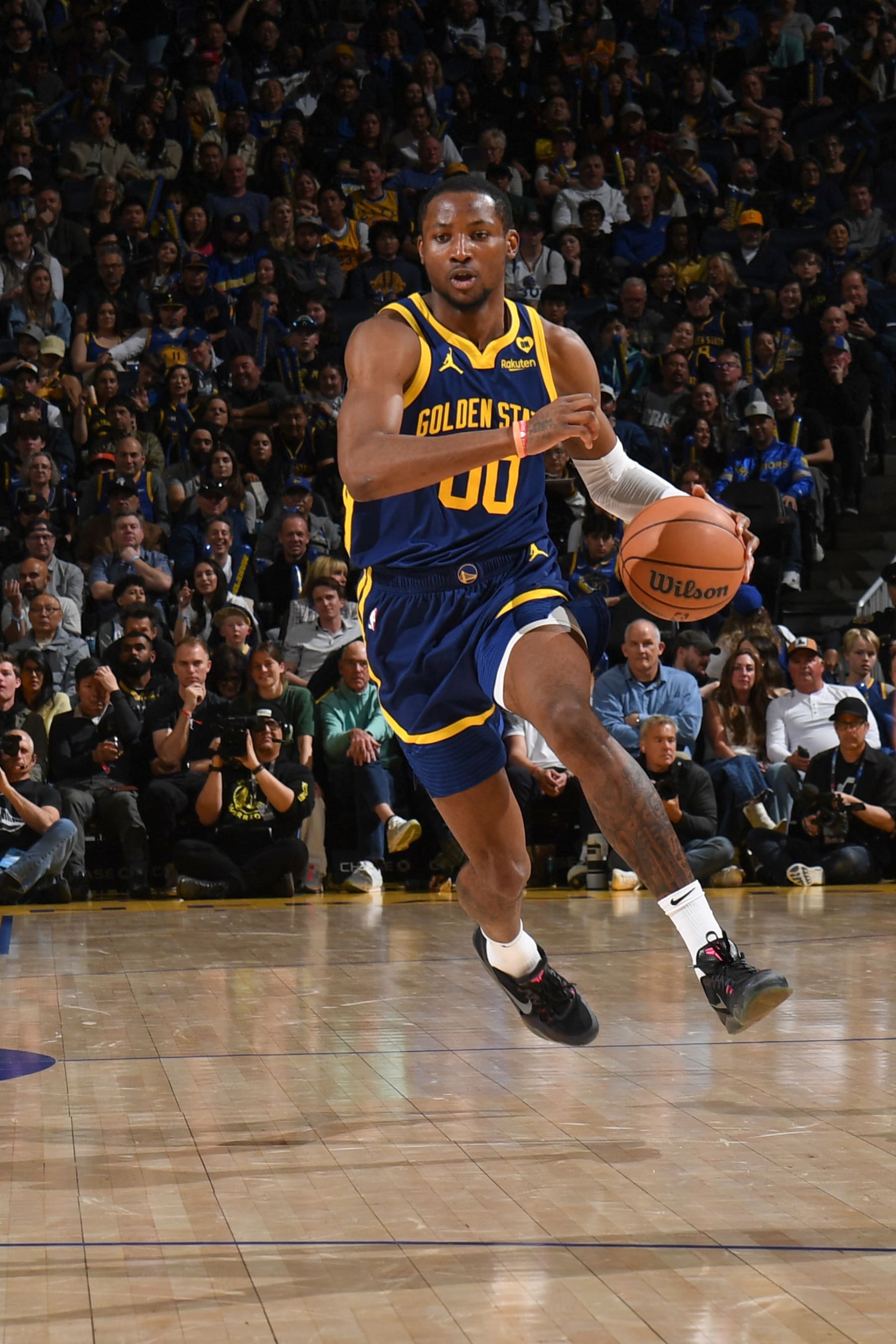 SAN FRANCISCO, CA - APRIL 7:  Jonathan Kuminga #00 of the Golden State Warriors goes to the basket during the game on April 7, 2024 at Chase Center in San Francisco, California. NOTE TO USER: User expressly acknowledges and agrees that, by downloading and or using this photograph, user is consenting to the terms and conditions of Getty Images License Agreement. Mandatory Copyright Notice: Copyright 2024 NBAE (Photo by Noah Graham/NBAE via Getty Images)