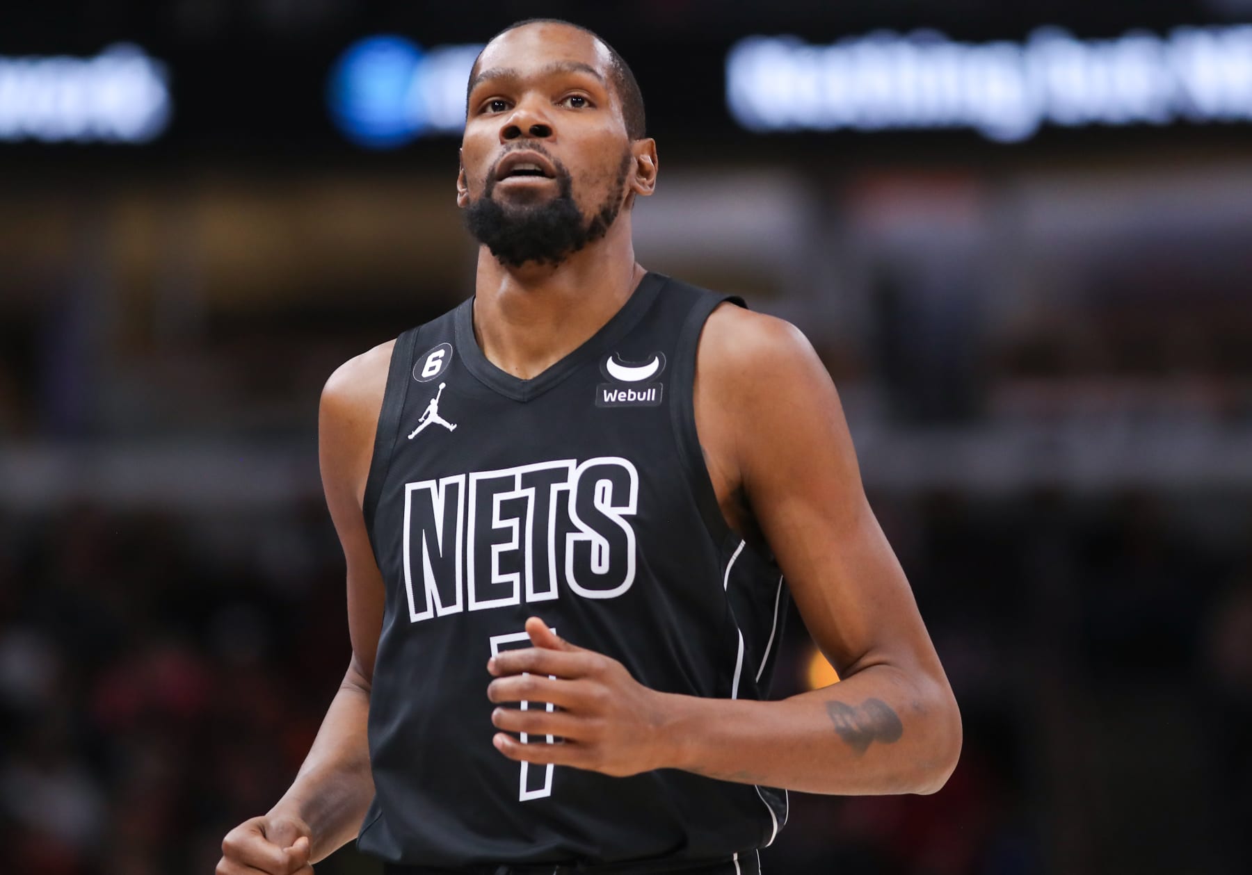 CHICAGO, IL - JANUARY 04: Brooklyn Nets Forward Kevin Durant (7) looks on during a NBA game between the Brooklyn  Nets and the Chicago Bulls on January 4, 2023 at the United Center in Chicago, IL. (Photo by Melissa Tamez/Icon Sportswire via Getty Images)