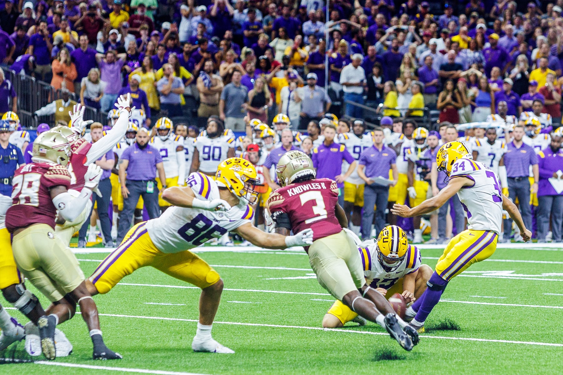 NEW ORLEANS, LA - SEPTEMBER 04: The Florida State Seminoles defense block an extra point attempt during a game between the LSU Tigers and the Florida State Seminoles at the Caesars Superdome in New Orleans, Louisiana on September 4, 2022. (Photo by John Korduner/Icon Sportswire via Getty Images)