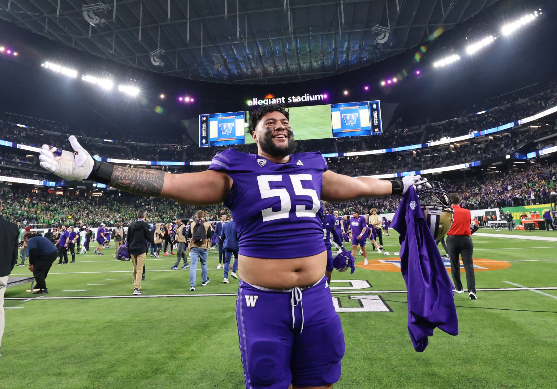 Washington Huskies offensive lineman Troy Fautanu