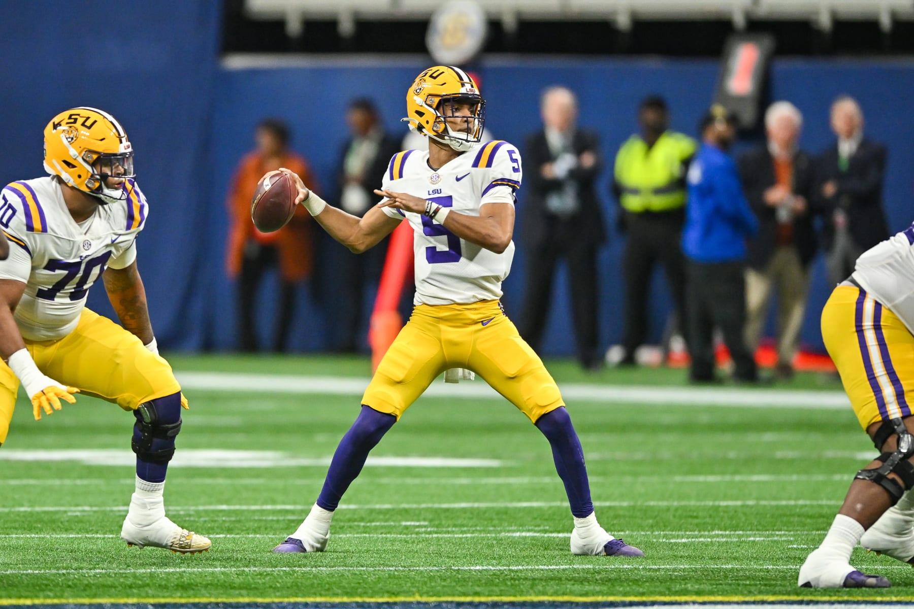 ATLANTA, GA  DECEMBER 03:  LSU quarterback Jayden Daniels (5) drops back to pass during the SEC Championship football game between the LSU Tigers and the Georgia Bulldogs on December 3rd, 2022 at Mercedes-Benz Stadium in Atlanta, GA.  (Photo by Rich von Biberstein/Icon Sportswire via Getty Images)