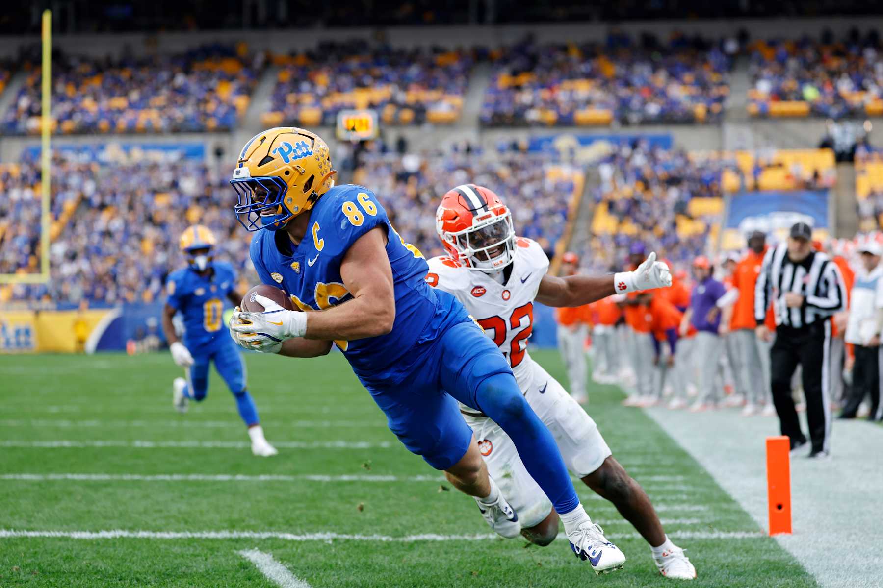 PITTSBURGH, PA - NOVEMBER 16: Pittsburgh Panthers tight end Gavin Bartholomew (86) makes an 8-yard touchdown reception behind Clemson Tigers linebacker Dee Crayton (22) to tie the game in the fourth quarter during a college football game on November 16, 2024 at Acrisure Stadium in Pittsburgh, Pennsylvania. (Photo by Joe Robbins/Icon Sportswire via Getty Images)