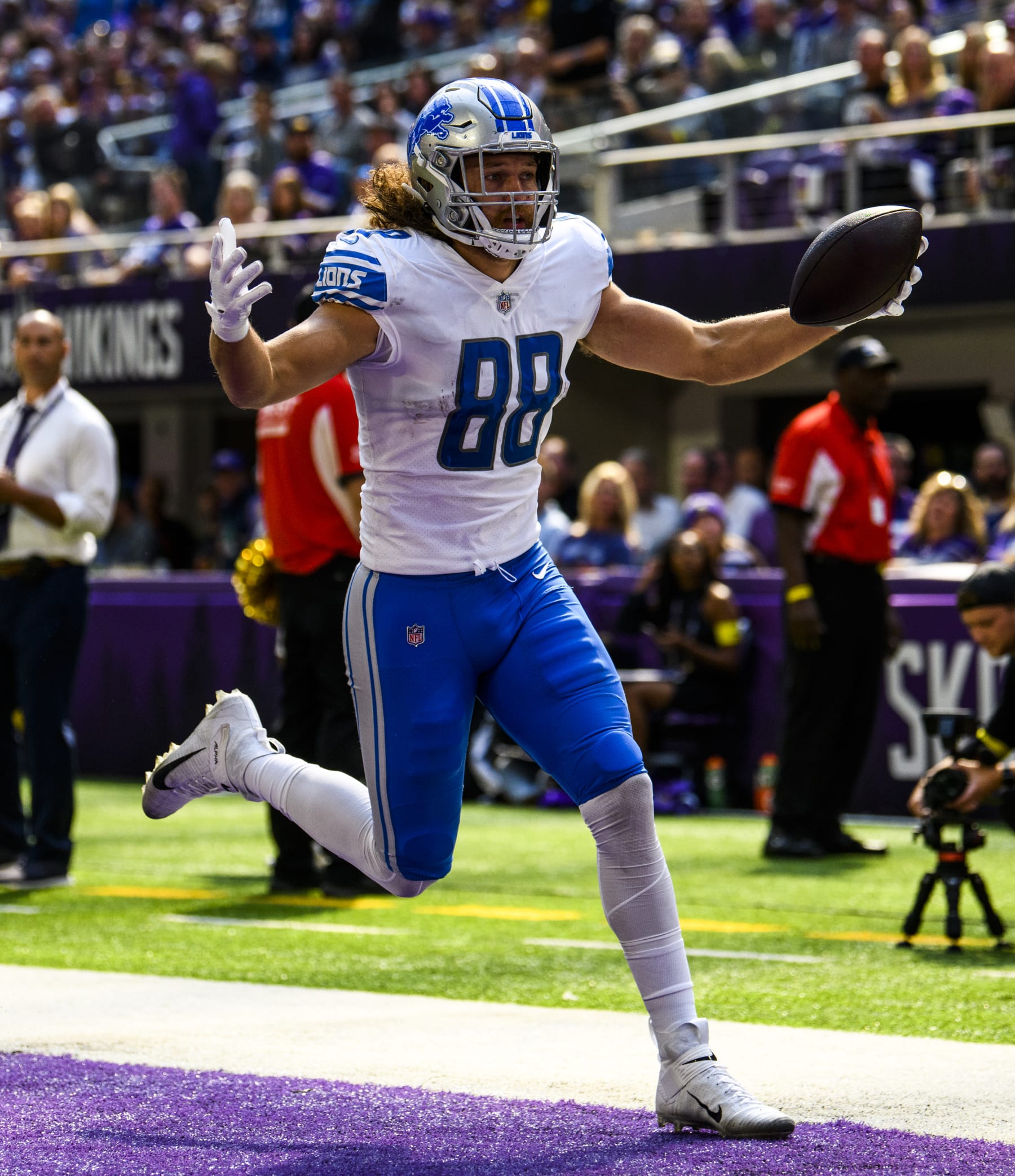MINNEAPOLIS, MN - SEPTEMBER 25: T.J. Hockenson #88 of the Detroit Lions catches the ball for a touchdown in the second quarter of the game against the Minnesota Vikings at U.S. Bank Stadium on September 25, 2022 in Minneapolis, Minnesota. (Photo by Stephen Maturen/Getty Images)