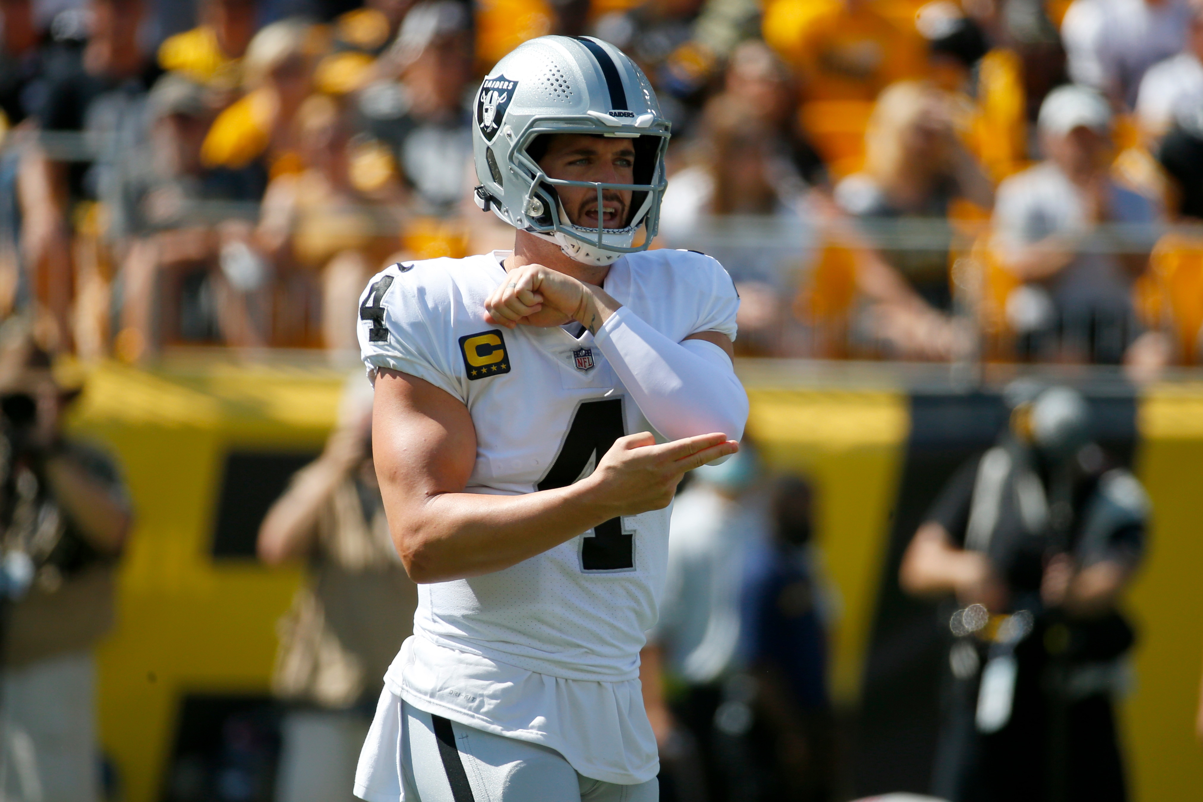 PITTSBURGH, PENNSYLVANIA - SEPTEMBER 19: Quarterback Derek Carr #4 of the Las Vegas Raiders gestures during the first half of the game against the Pittsburgh Steelers at Heinz Field on September 19, 2021 in Pittsburgh, Pennsylvania. (Photo by Justin K. Aller/Getty Images)