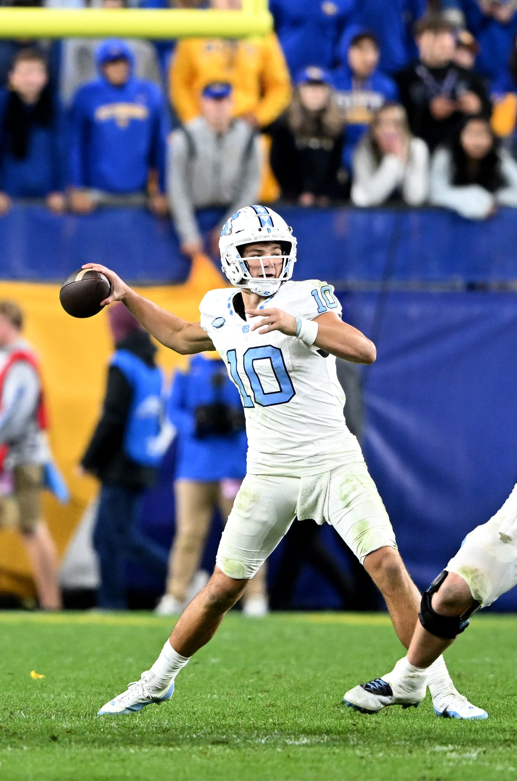 PITTSBURGH, PENNSYLVANIA - SEPTEMBER 23: Drake Maye #10 of the North Carolina Tar Heels throws a pass against the Pittsburgh Panthers at Acrisure Stadium on September 23, 2023 in Pittsburgh, Pennsylvania. (Photo by G Fiume/Getty Images)