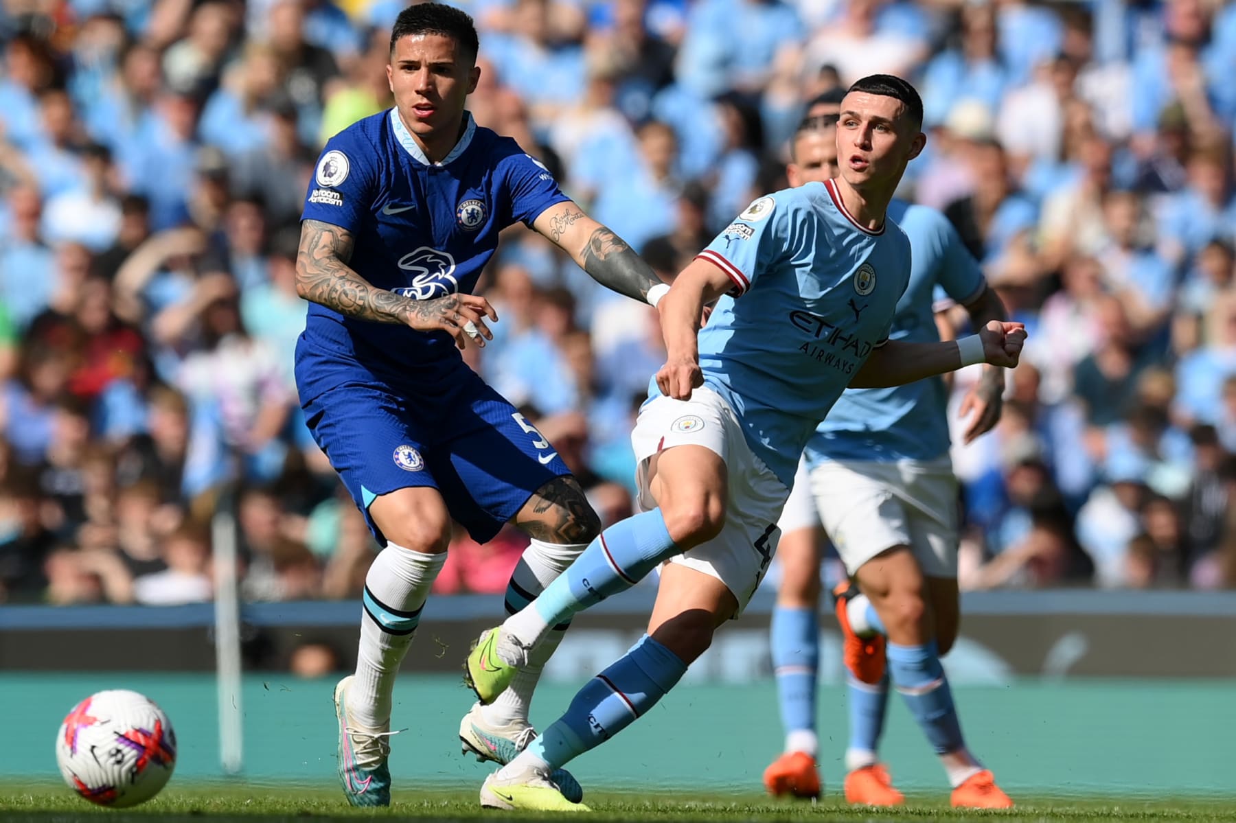 MANCHESTER, ENGLAND - MAY 21: Phil Foden of Manchester City passes the ball whilst under pressure from Enzo Fernandez of Chelsea during the Premier League match between Manchester City and Chelsea FC at Etihad Stadium on May 21, 2023 in Manchester, England. (Photo by Shaun Botterill/Getty Images)
