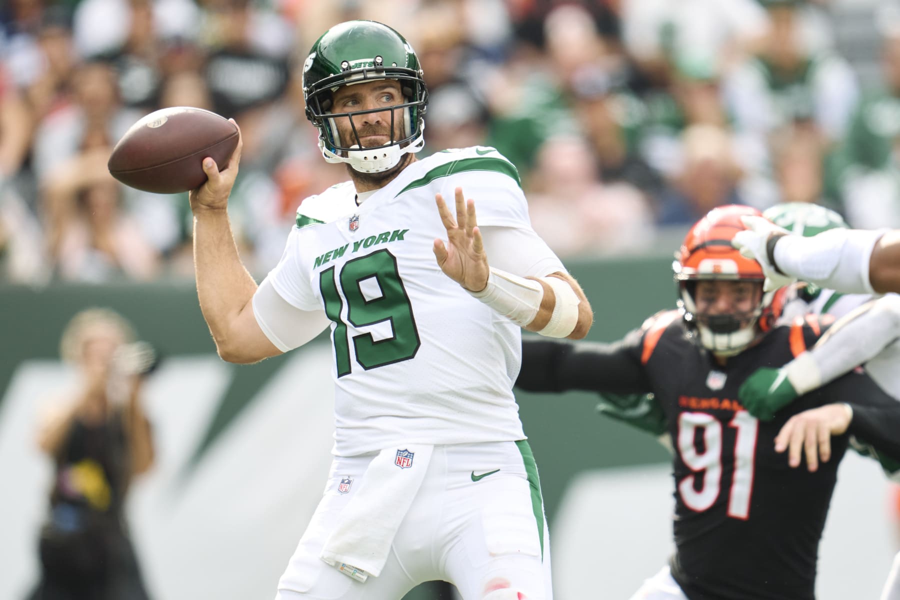EAST RUTHERFORD, NJ - SEPTEMBER 25: Joe Flacco #19 of the New York Jets drops back to pass against the Cincinnati Bengals at MetLife Stadium on September 25, 2022 in East Rutherford, New Jersey. (Photo by Cooper Neill/Getty Images)