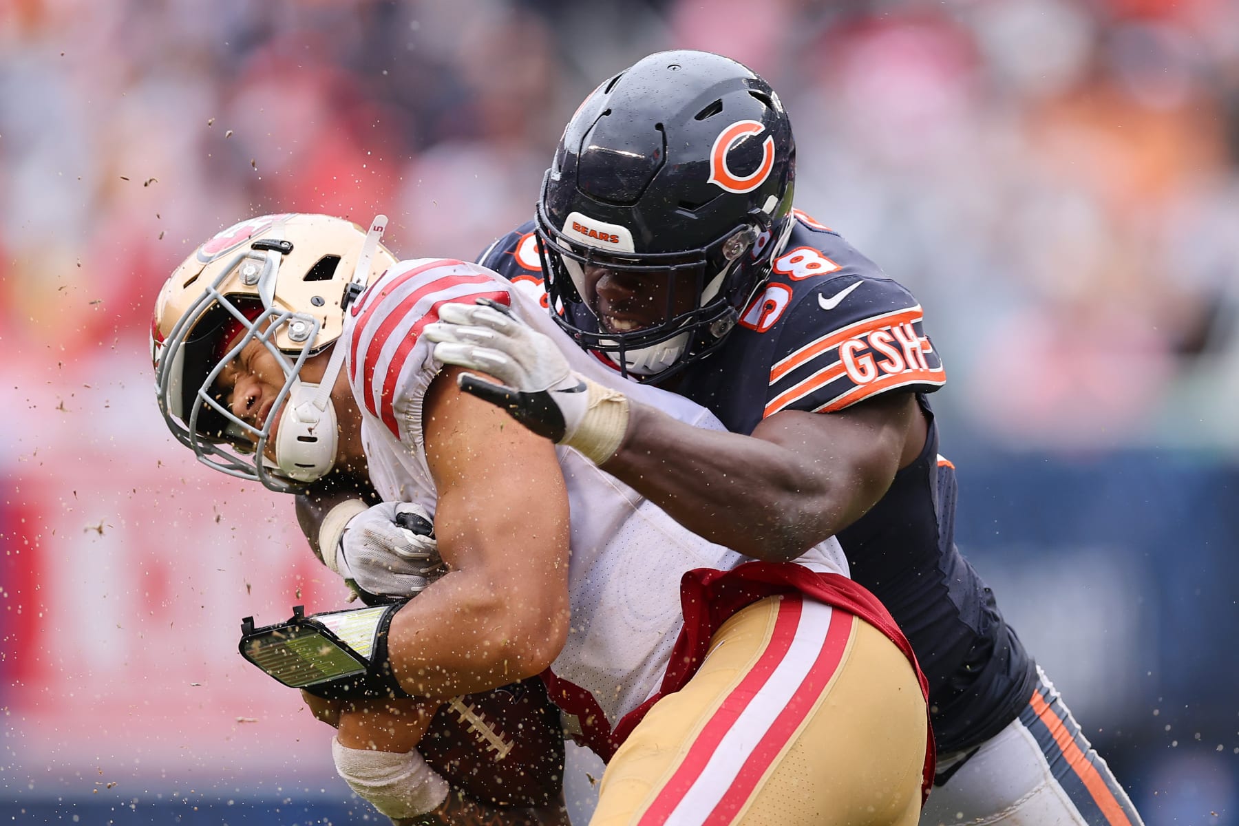 CHICAGO, ILLINOIS - SEPTEMBER 11: Linebacker Roquan Smith #58 of the Chicago Bears tackles quarterback Trey Lance #5 of the San Francisco 49ers during the second half at Soldier Field on September 11, 2022 in Chicago, Illinois. (Photo by Michael Reaves/Getty Images)