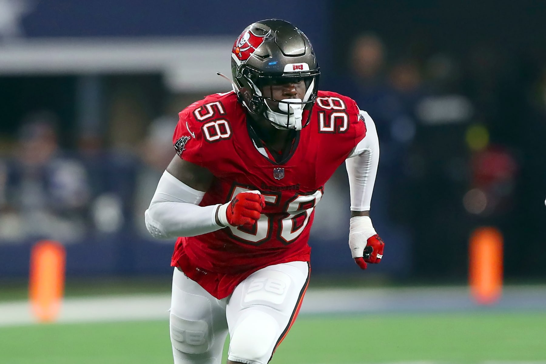 ARLINGTON, TX - SEPTEMBER 11: Tampa Bay Buccaneers Linebacker Shaquil Barrett (58) rushes the passer during the Tampa Bay Buccaneers-Dallas Cowboys regular season game on September 11, 2022 at AT&T Stadium in Arlington, TX. (Photo by Cliff Welch/Icon Sportswire via Getty Images)