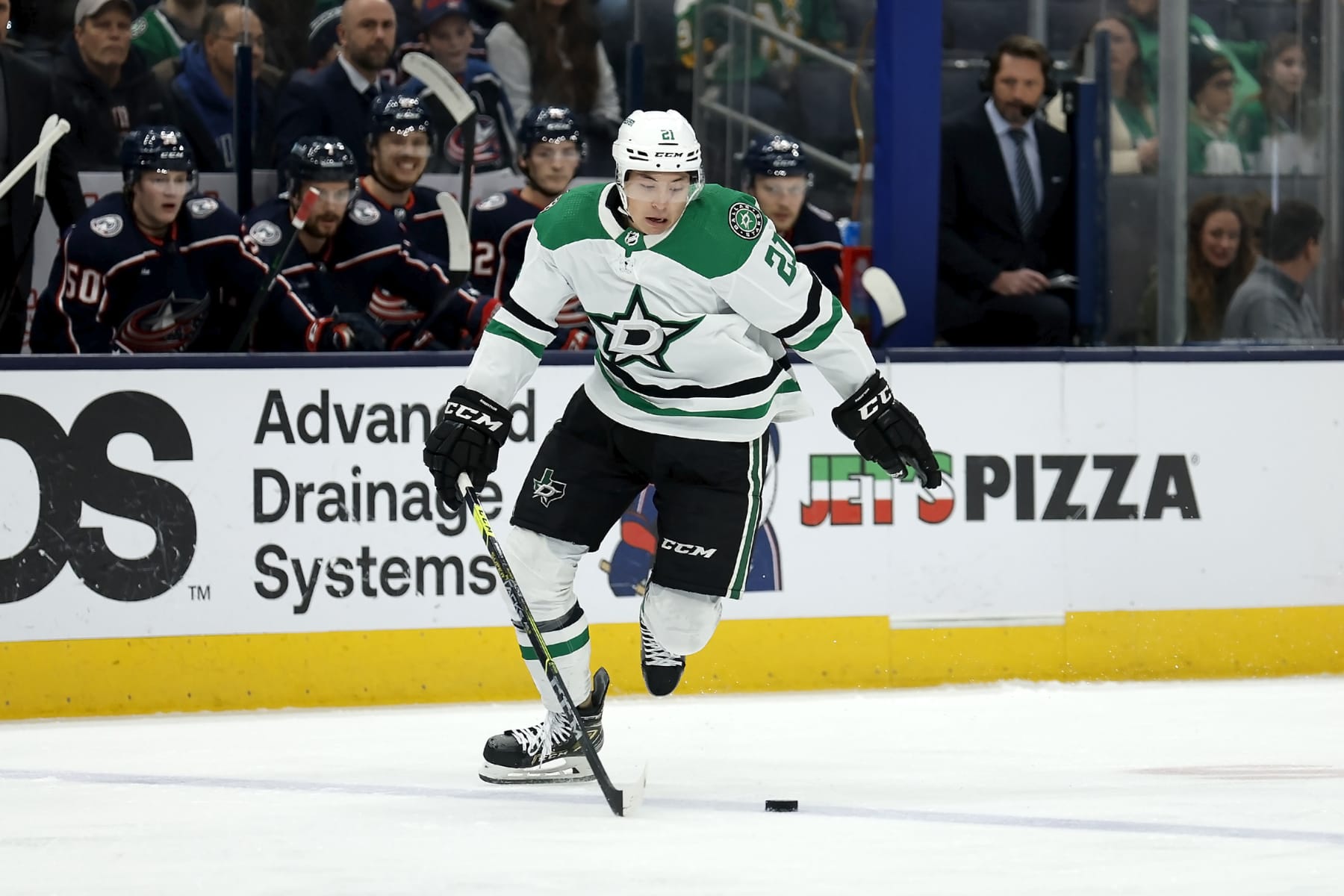 COLUMBUS, OH - DECEMBER 19:  Jason Robertson #21 of the Dallas Stars controls the puck during the game against the Columbus Blue Jackets at Nationwide Arena on December 19, 2022 in Columbus, Ohio. (Photo by Kirk Irwin/Getty Images)