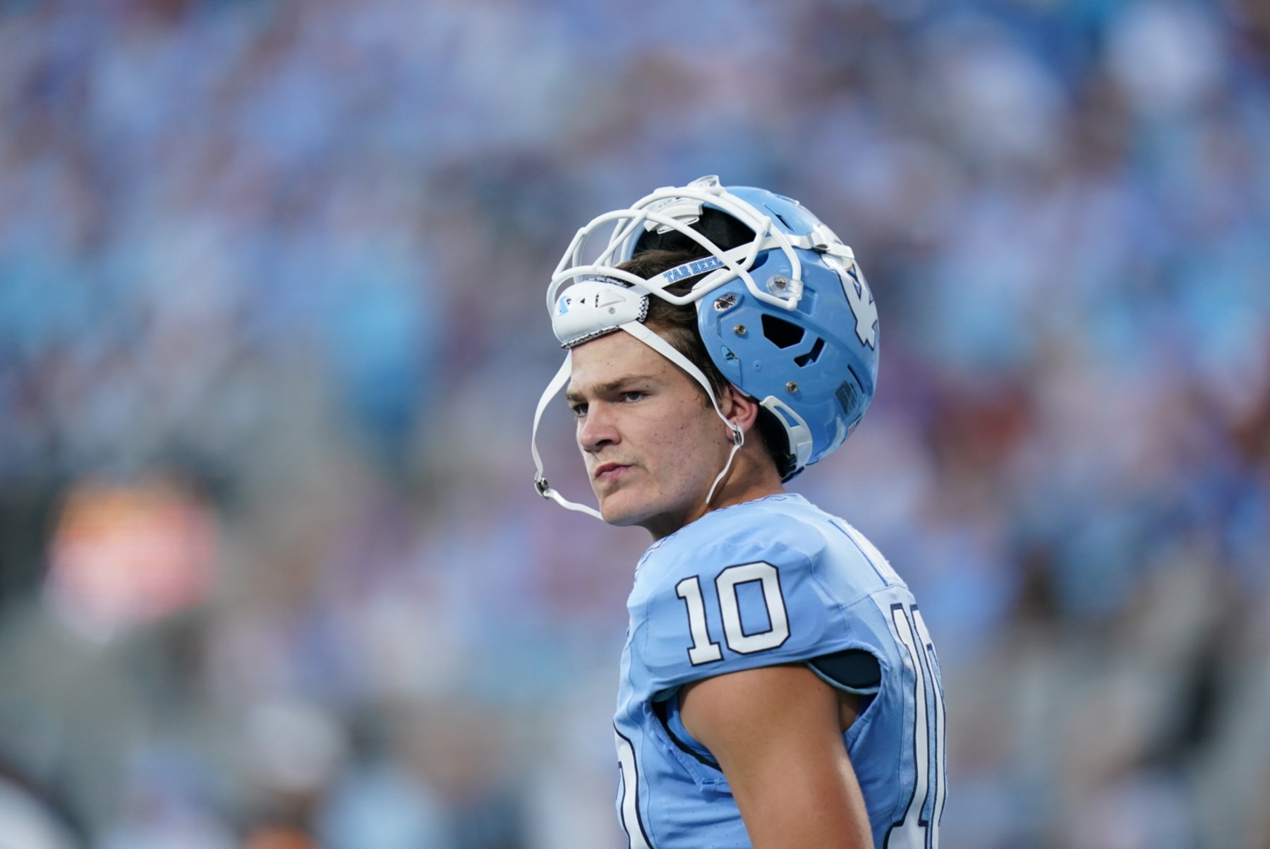College Football: North Carolina quarterback Drake Maye (10) in action, looks on vs. South Carolina at Bank of America Stadium. 
Charlotte, NC 9/2/2023
CREDIT: Carlos Saavedra (Photo by Carlos Saavedra/Sports Illustrated via Getty Images) 
(Set Number: X164413 TK1))