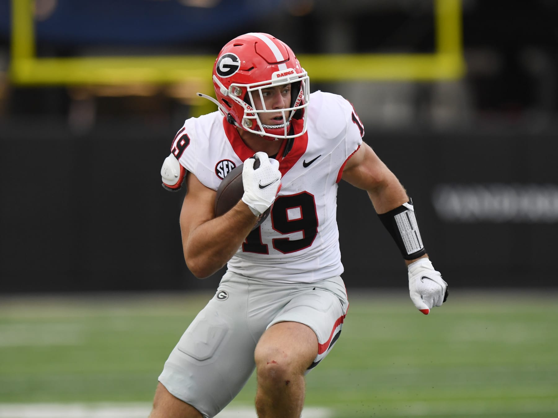 NASHVILLE, TN - OCTOBER 14: Georgia Bulldogs Tight End Brock Bowers (19) rushes the ball during the college football game between the Georgia Bulldogs and the Vanderbilt Commodores on October 14, 2023, at FirstBank Stadium in Nashville, TN. (Photo by Jeffrey Vest/Icon Sportswire via Getty Images)