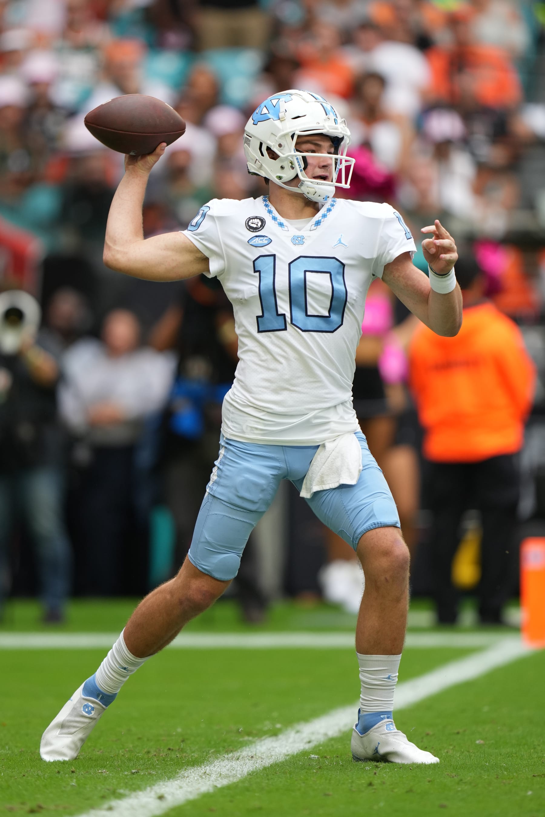 MIAMI GARDENS, FL - OCTOBER 08: North Carolina Tar Heels quarterback Drake Maye (10) makes a pass attempt during the game between the North Carolina Tar Heels and the Miami Hurricanes on Saturday, October 8, 2022 at Hard Rock Stadium, Miami Gardens, FL (Photo by Peter Joneleit/Icon Sportswire via Getty Images)