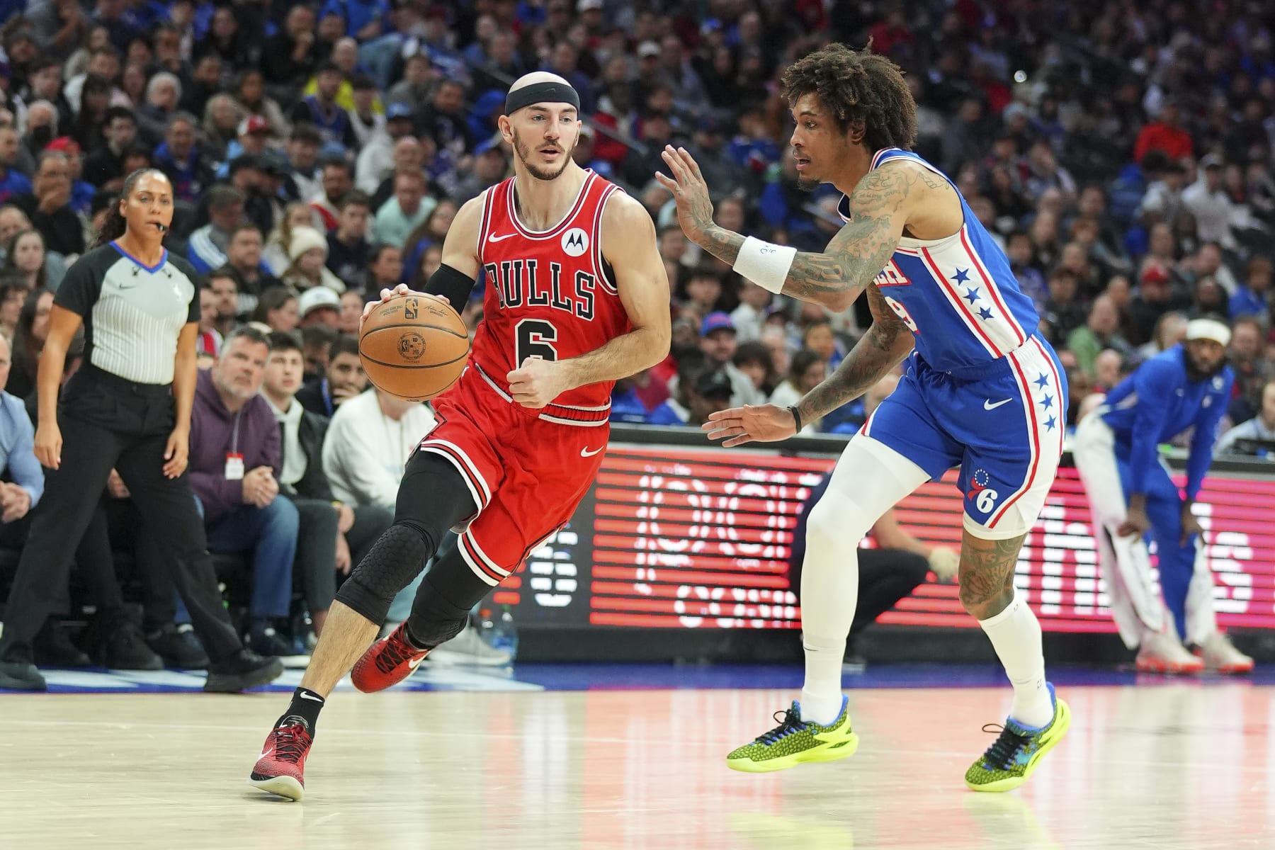 PHILADELPHIA, PENNSYLVANIA - JANUARY 2: Alex Caruso #6 of the Chicago Bulls drives to the basket against Kelly Oubre Jr. #9 of the Philadelphia 76ers at the Wells Fargo Center on January 2, 2024 in Philadelphia, Pennsylvania. The 76ers defeated the Bulls 110-97. NOTE TO USER: User expressly acknowledges and agrees that, by downloading and or using this photograph, User is consenting to the terms and conditions of the Getty Images License Agreement. (Photo by Mitchell Leff/Getty Images)