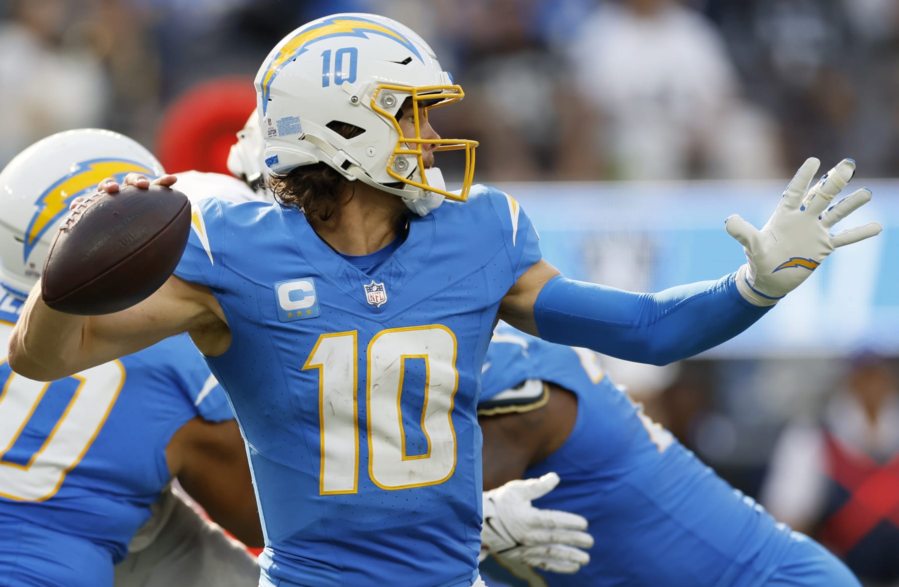 Inglewood, CA, Sunday, October 1, 2023 - Los Angeles Chargers quarterback Justin Herbert (10) plays with a splint on his left middle finger late in the game against the Las Vegas Raiders at SoFi Stadium. (Robert Gauthier/Los Angeles Times via Getty Images)