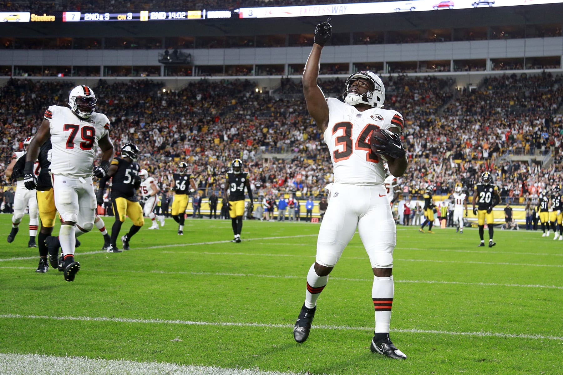 PITTSBURGH, PENNSYLVANIA - SEPTEMBER 18:  Jerome Ford #34 of the Cleveland Browns celebrates after scoring a touchdown reception against the Pittsburgh Steelers during the second quarter at Acrisure Stadium on September 18, 2023 in Pittsburgh, Pennsylvania. (Photo by Justin K. Aller/Getty Images)