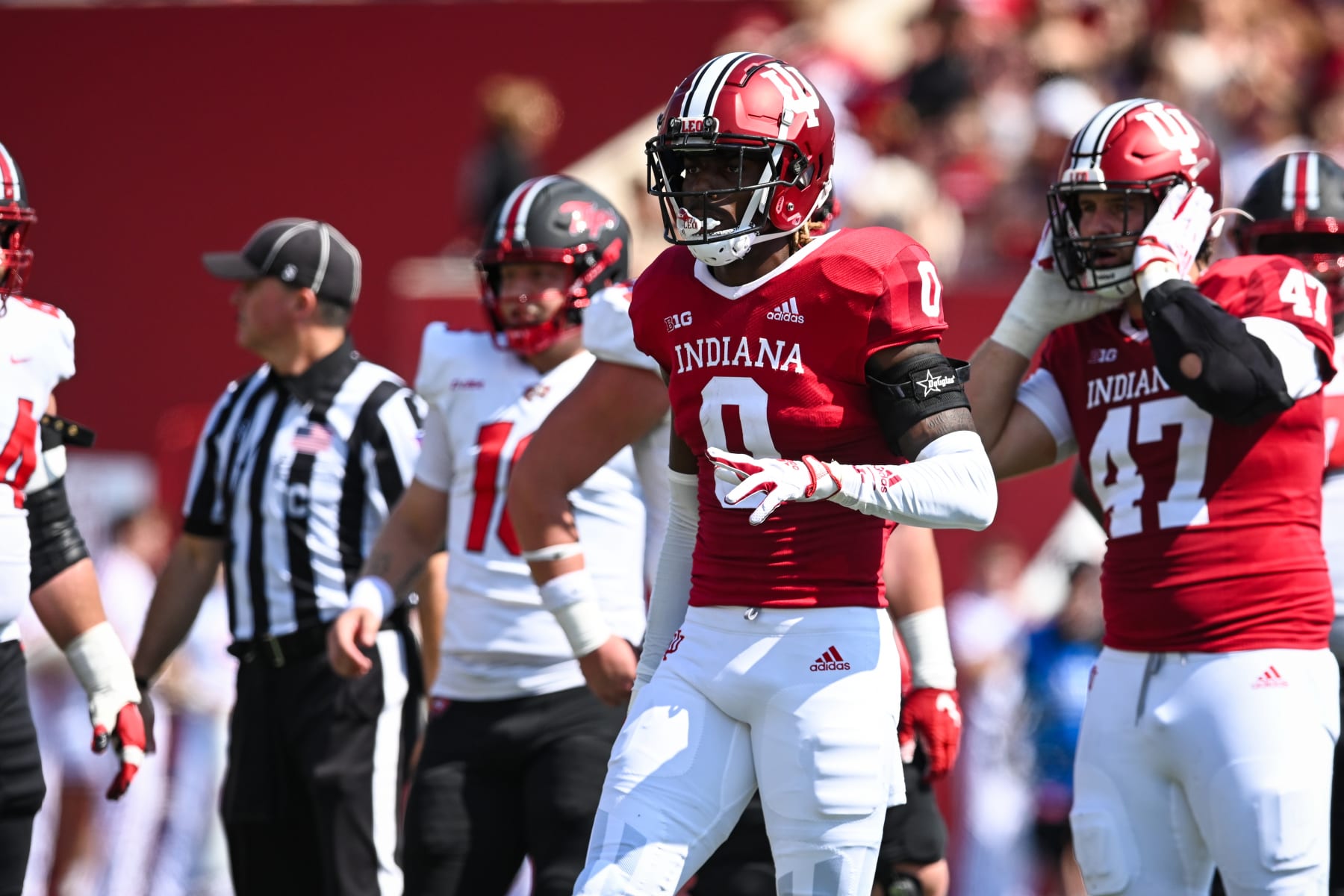 BLOOMINGTON, IN - SEPTEMBER 17: Indiana OLB Dasan McCullough (0) during a college football game between the Western Kentucky Hilltoppers and Indiana Hoosiers on September 17, 2022 at Memorial Stadium in Bloomington, IN. (Photo by James Black/Icon Sportswire via Getty Images)