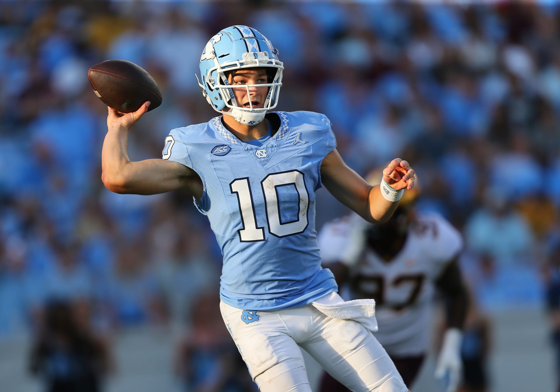 CHAPEL HILL, NC - SEPTEMBER 16: North Carolina Tar Heels Quarterback Drake Maye (10) throws the ball from the pocket during the college football game between the Minnesota Golden Gophers and the North Carolina Tar Heels on September 16, 2023, at Kenan Memorial Stadium in Chapel Hill, NC. (Photo by Lee Coleman/Icon Sportswire via Getty Images)