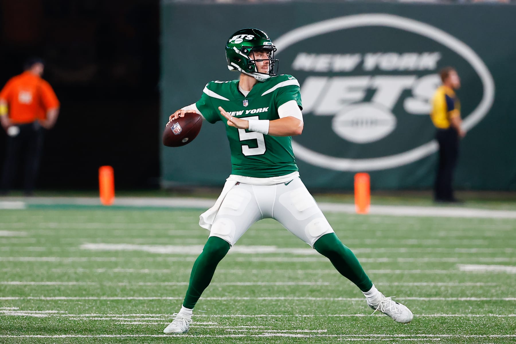 EAST RUTHERFORD, NJ - AUGUST 22:  New York Jets quarterback Mike White (5) during the National Football League game between the New York Jets and the Atlanta Falcons on August 22, 2022 at MetLife Stadium in East Rutherford, New Jersey.  (Photo by Rich Graessle/Icon Sportswire via Getty Images)