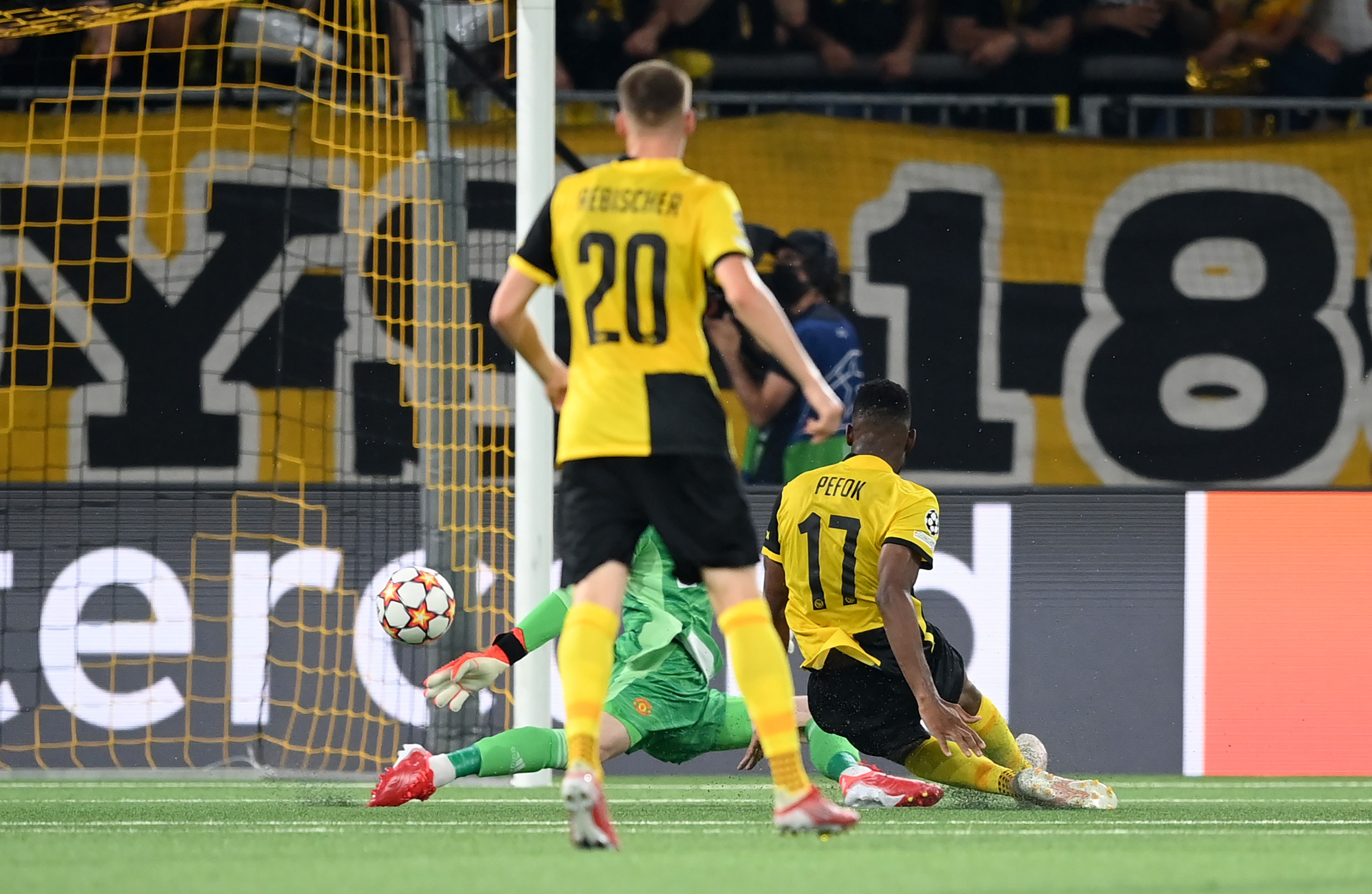 BERN, SWITZERLAND - SEPTEMBER 14: Jordan Siebatcheu of Young Boys scores their side's second goal past David De Gea of Manchester United during the UEFA Champions League group F match between BSC Young Boys and Manchester United at Stadion Wankdorf on September 14, 2021 in Bern, Switzerland. (Photo by Matthias Hangst/Getty Images)