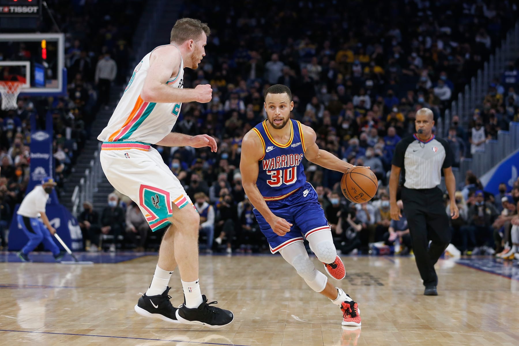 SAN FRANCISCO, CALIFORNIA - DECEMBER 04: Stephen Curry #30 of the Golden State Warriors is guarded by Jakob Poeltl #25 of the San Antonio Spurs in the fourth quarter at Chase Center on December 04, 2021 in San Francisco, California. NOTE TO USER: User expressly acknowledges and agrees that, by downloading and/or using this photograph, User is consenting to the terms and conditions of the Getty Images License Agreement. (Photo by Lachlan Cunningham/Getty Images)
