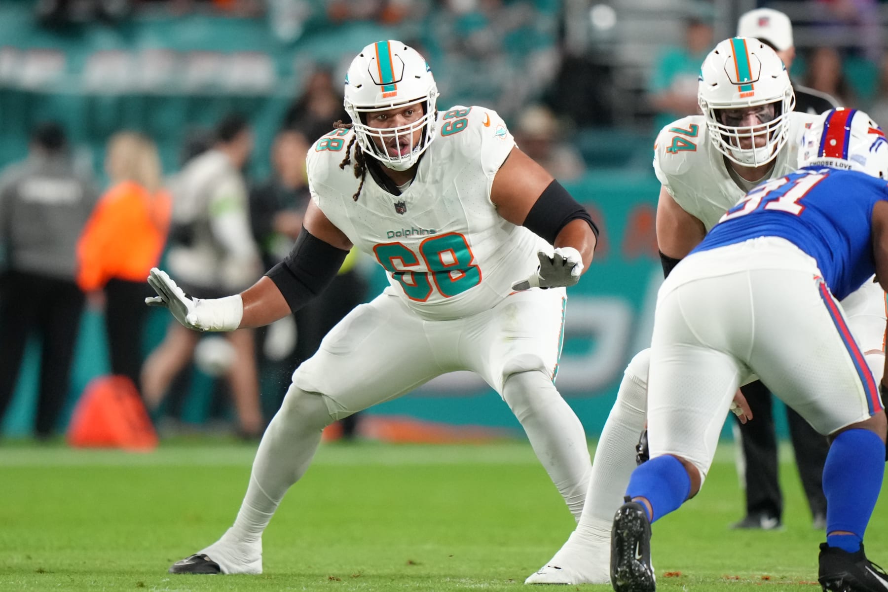 MIAMI GARDENS, FL - JANUARY 07: Miami Dolphins offensive tackle Robert Hunt (68) eyes a defensive lineman as he protects the pocket during the game between the Buffalo Bills and the Miami Dolphins on Sunday, January 7, 2024 at Hard Rock Stadium, Miami Gardens, Fla. (Photo by Peter Joneleit/Icon Sportswire via Getty Images)