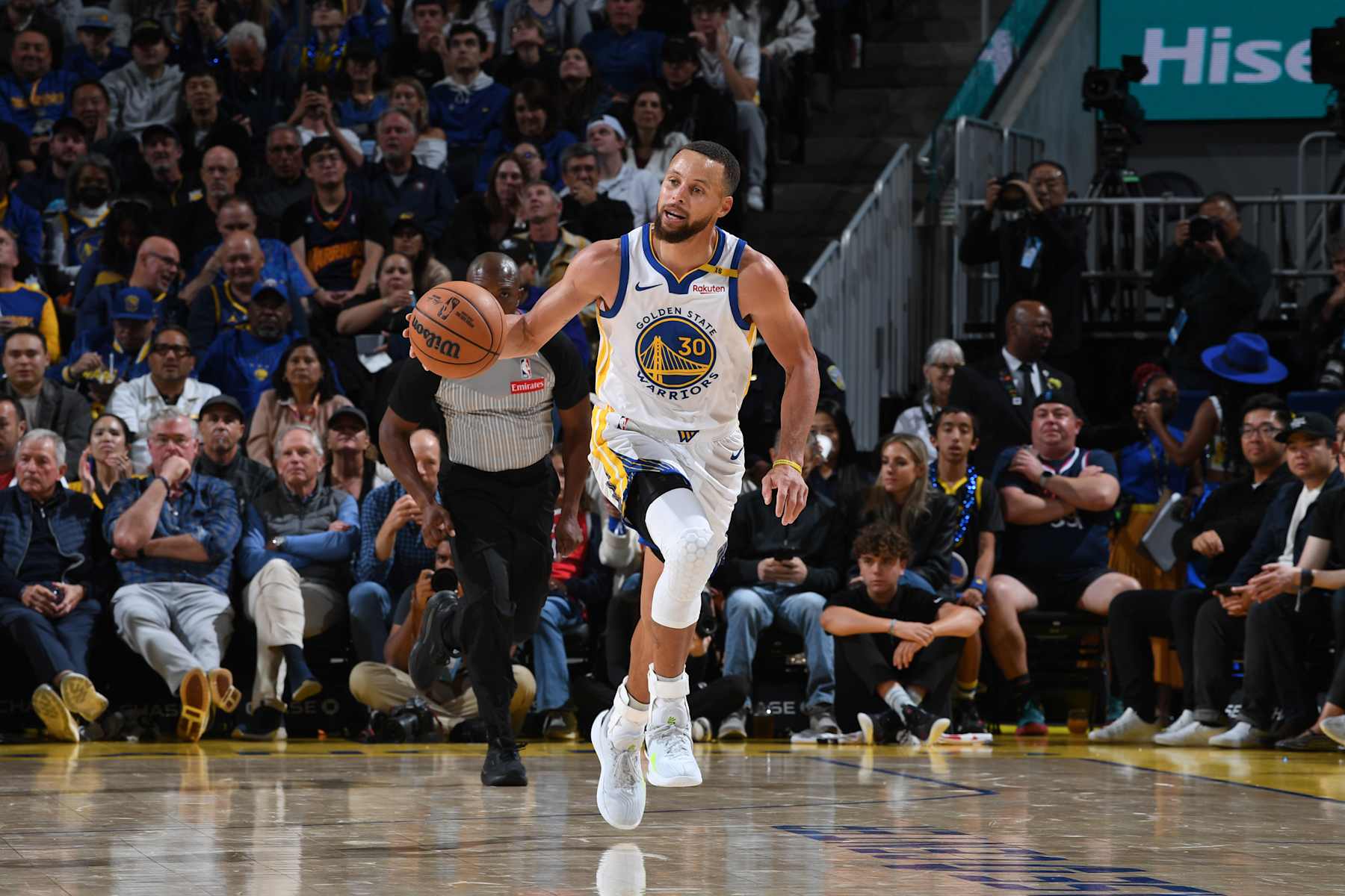 SAN FRANCISCO, CA - OCTOBER 27: Stephen Curry #30 of the Golden State Warriors dribbles the ball during the game against the LA Clippers on October 27, 2024 at Chase Center in San Francisco, California. NOTE TO USER: User expressly acknowledges and agrees that, by downloading and or using this photograph, user is consenting to the terms and conditions of Getty Images License Agreement. Mandatory Copyright Notice: Copyright 2024 NBAE (Photo by Noah Graham/NBAE via Getty Images)