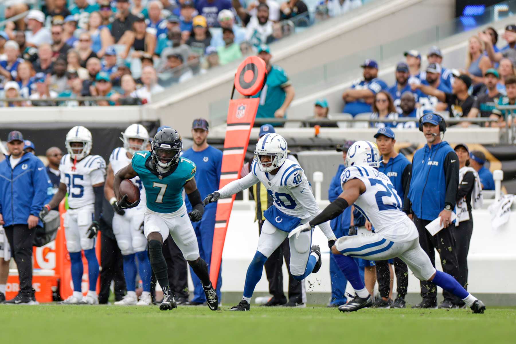 JACKSONVILLE, FL - OCTOBER 06: Jacksonville Jaguars wide receiver Brian Thomas Jr. (7) runs with the ball after a catch during the game between the Indianapolis Colts and the Jacksonville Jaguars on October 6, 2024 at EverBank Stadium in Jacksonville, Florida. (Photo by David Rosenblum/Icon Sportswire via Getty Images)