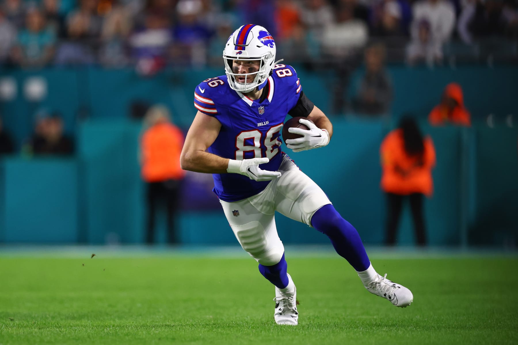 MIAMI GARDENS, FLORIDA - JANUARY 07: Dalton Kincaid #86 of the Buffalo Bills runs after a catch during the first quarter against the Miami Dolphins at Hard Rock Stadium on January 07, 2024 in Miami Gardens, Florida. (Photo by Megan Briggs/Getty Images)